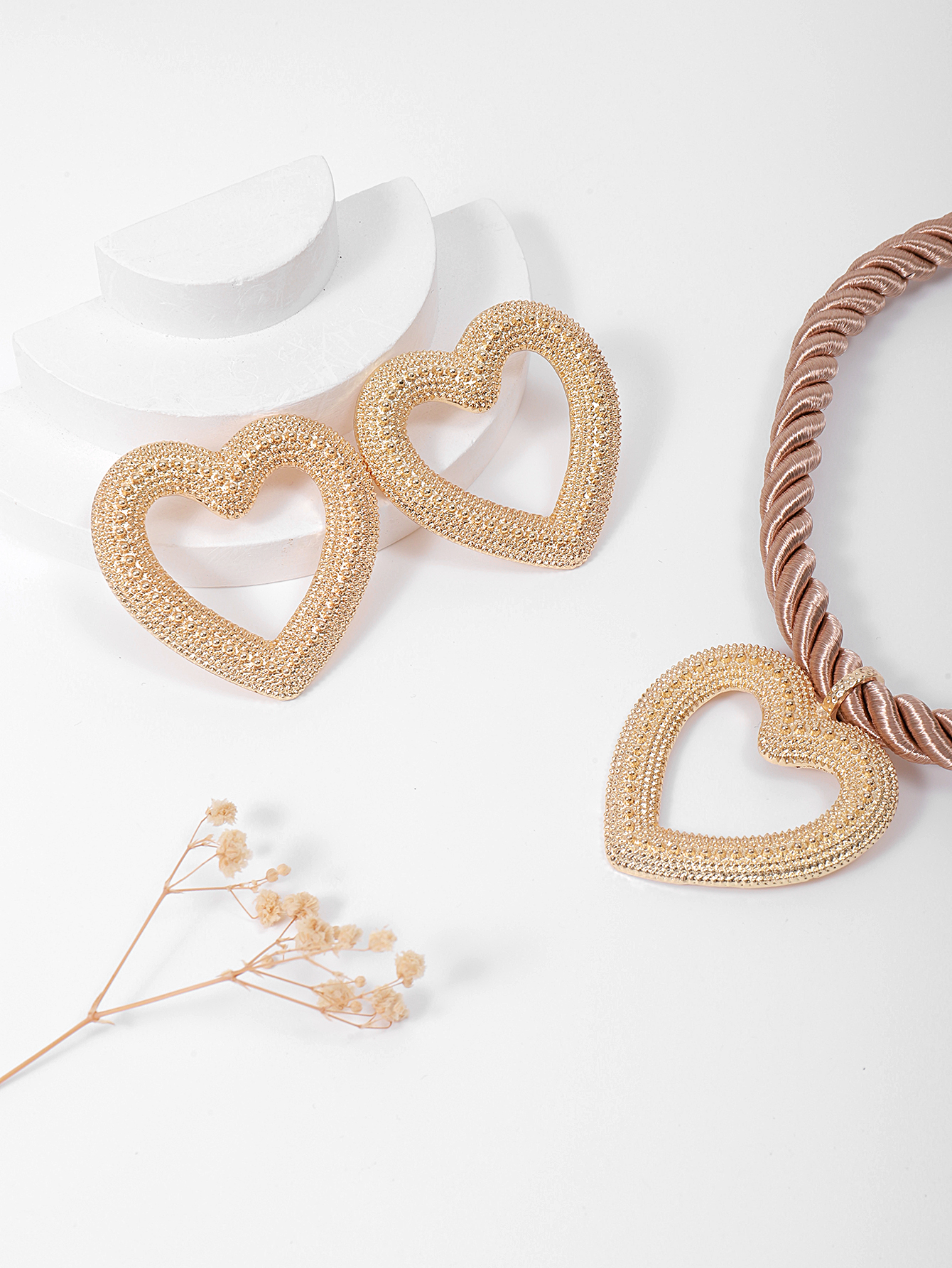 A new trendy and personalized shell pendant necklace from Europe and America, with a simple beach style and versatile scallop alloy for women Specification image