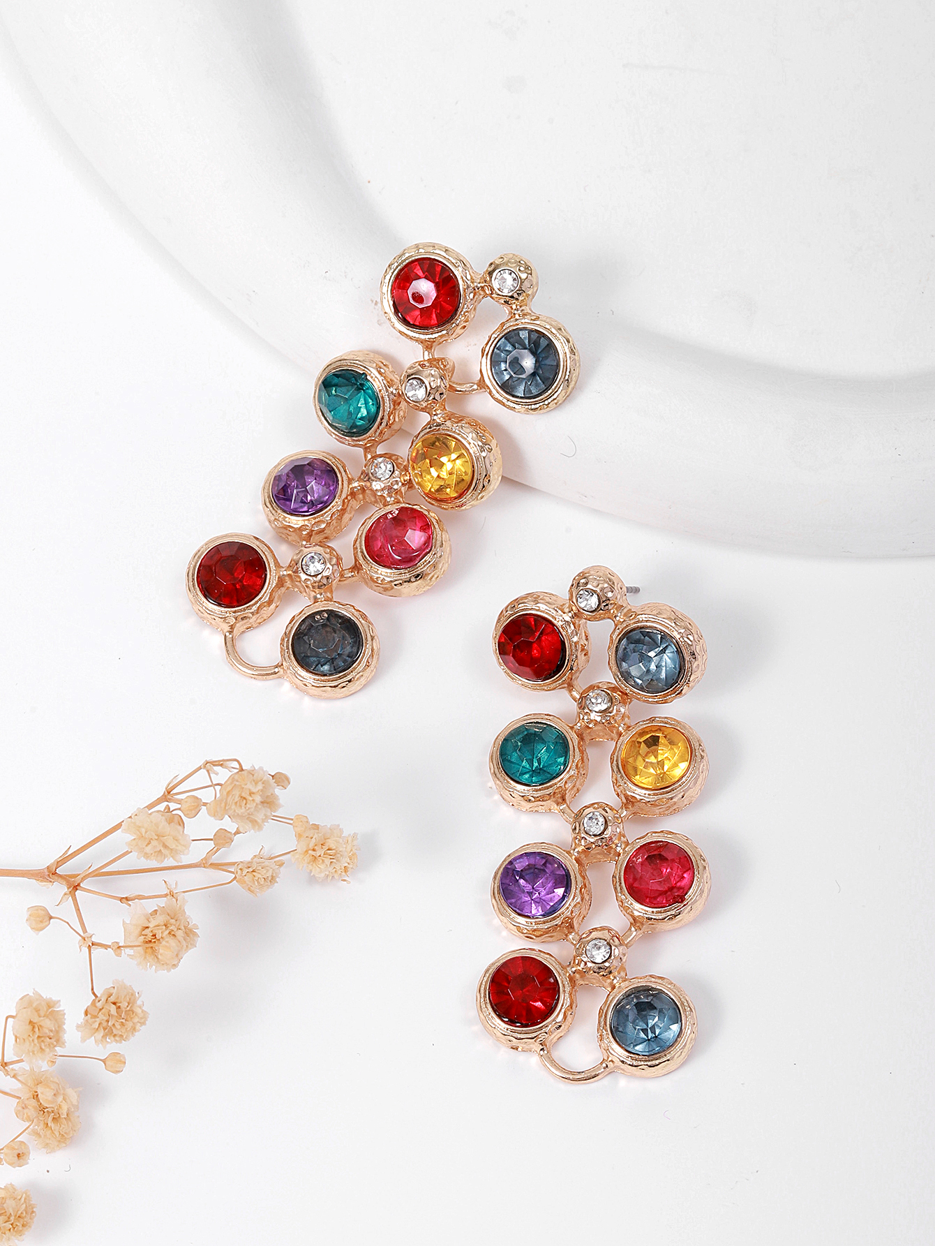 Exaggerated and fashionable European and American style, versatile retro colorful diamond-encrusted round women's earrings Application Scenario