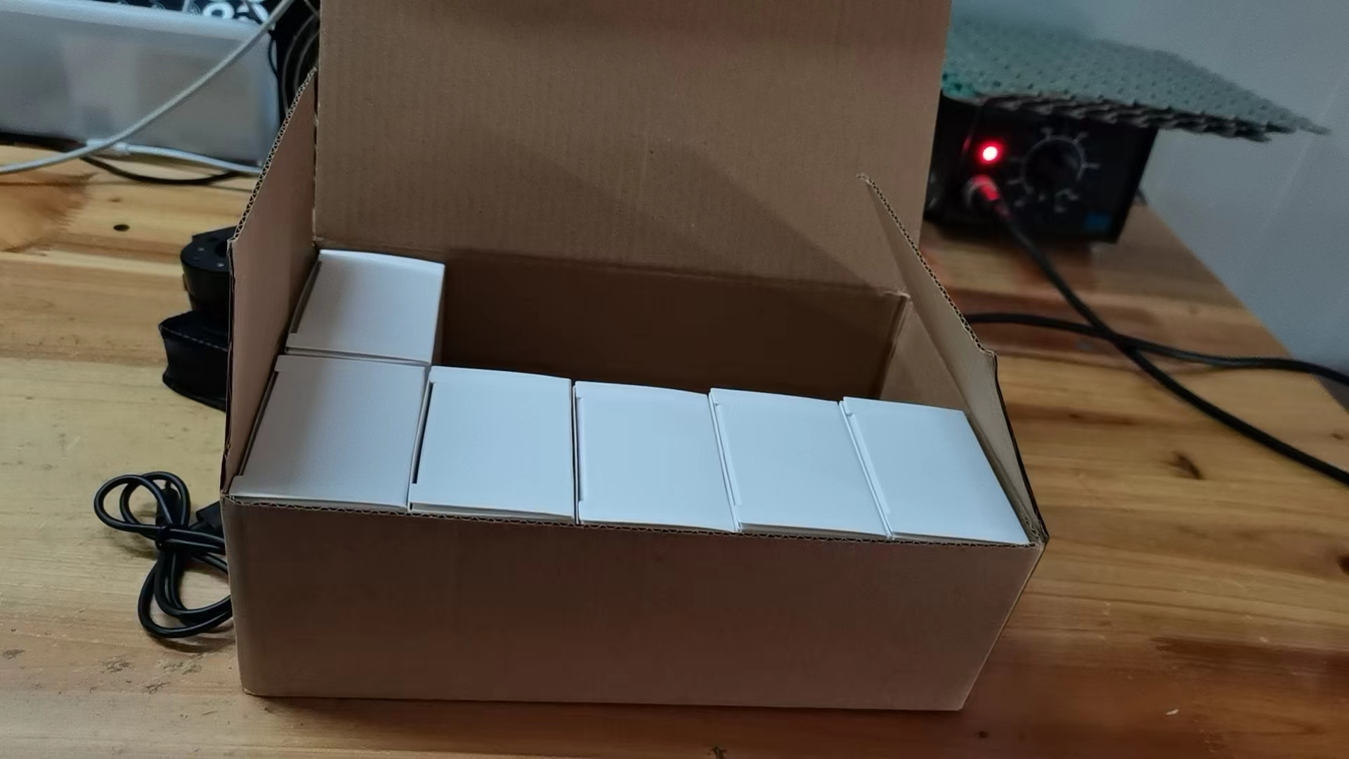 新款3个LED白光3个UV可验钞紫光小六灯黑色白色金属照布镜玻璃镜片皮套包装充电/电池款详情7