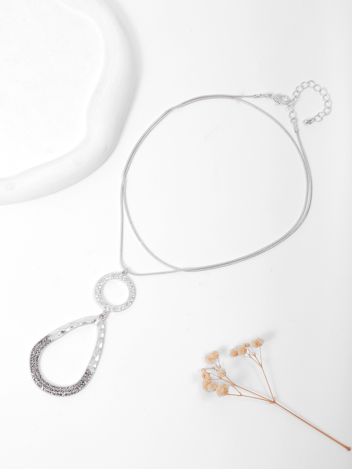 A new European and American foreign trade simple, fashionable, individual and high-end sweater chain necklace for women Application Scenario