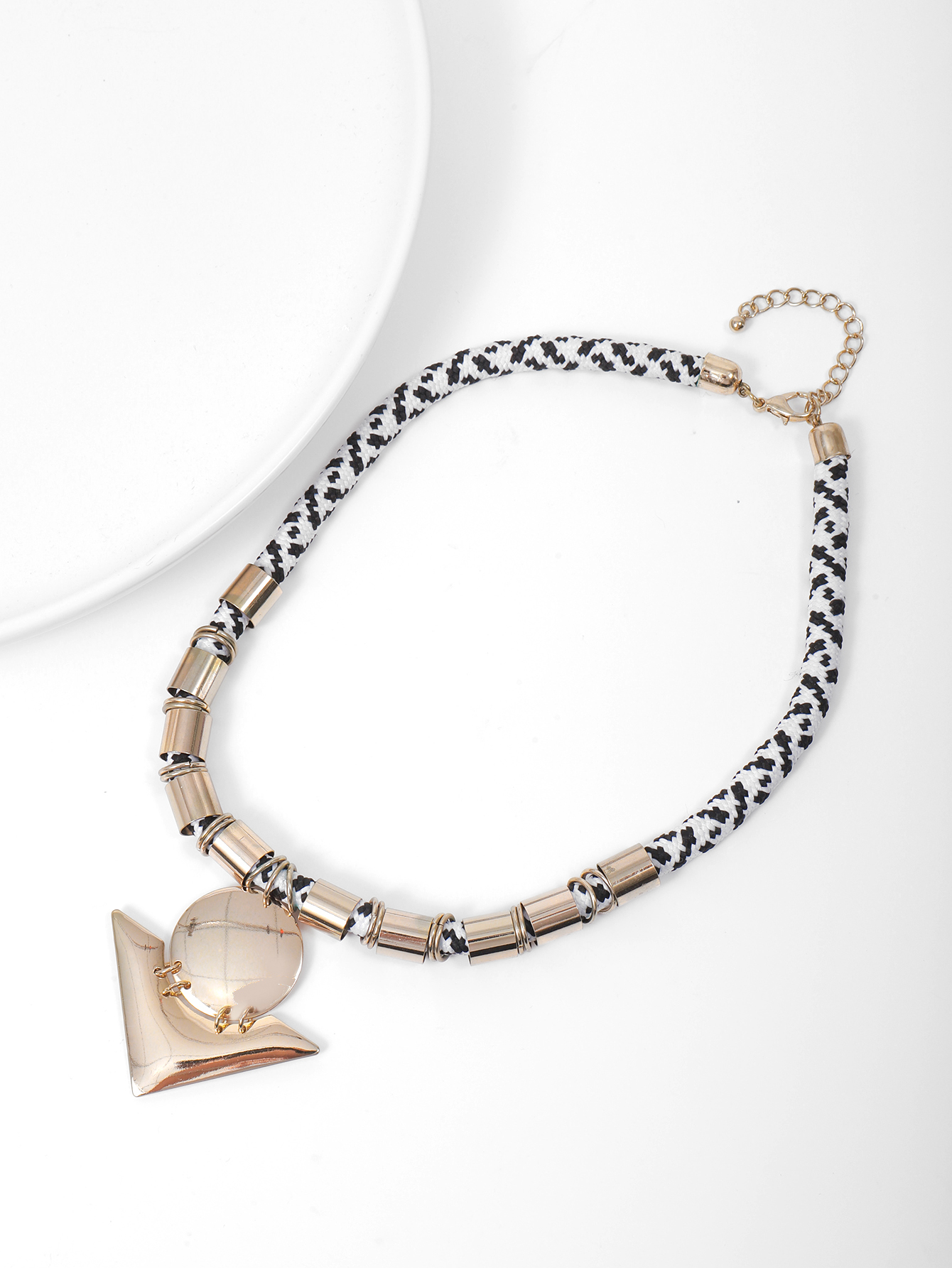 A short Bohemian geometric women's necklace with an exaggerated and fashionable European and American style