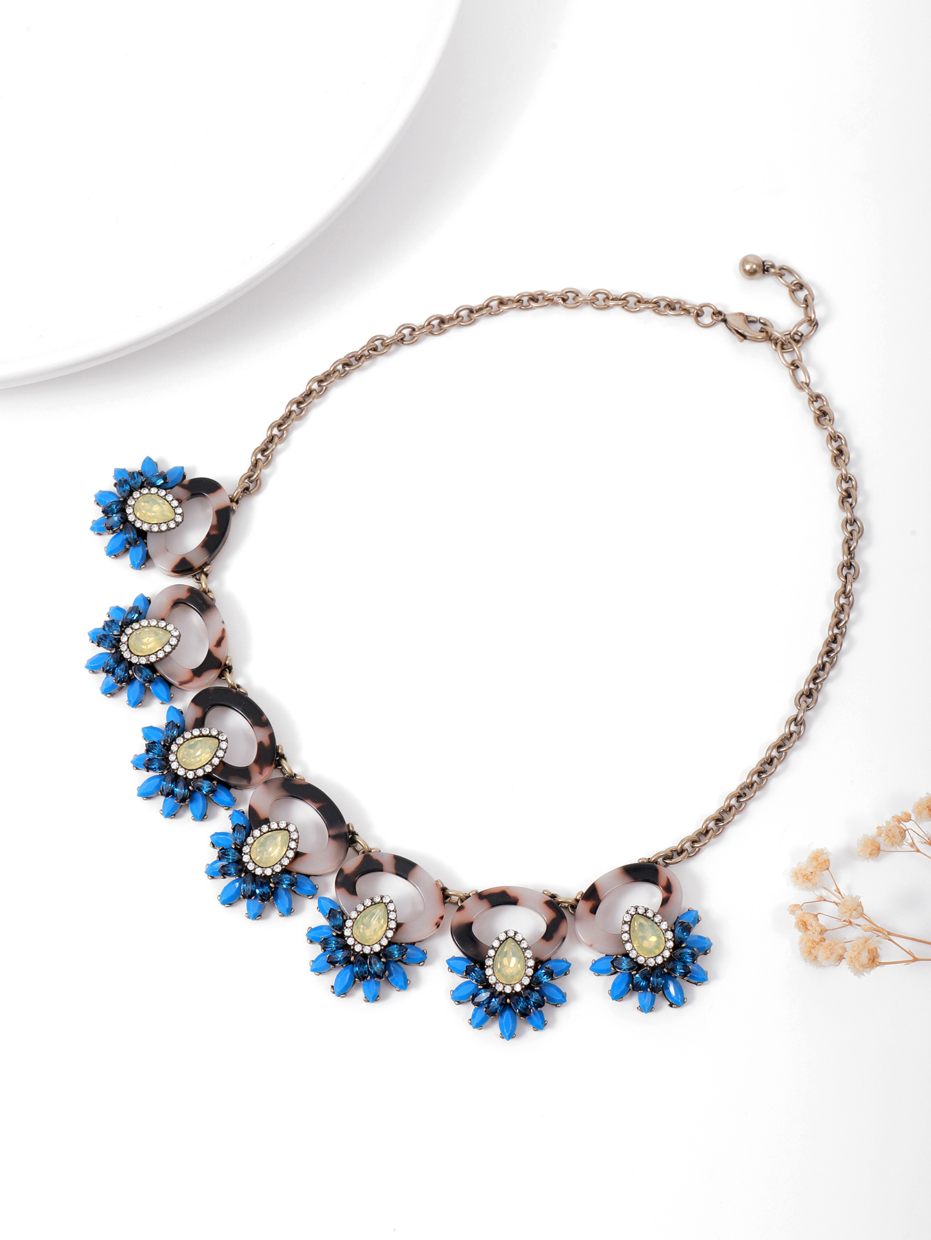 New cross-border eco-friendly flower retro necklace from Europe and America, crystal necklace, women's collarbone chain, niche design, light luxury ladies' necklace