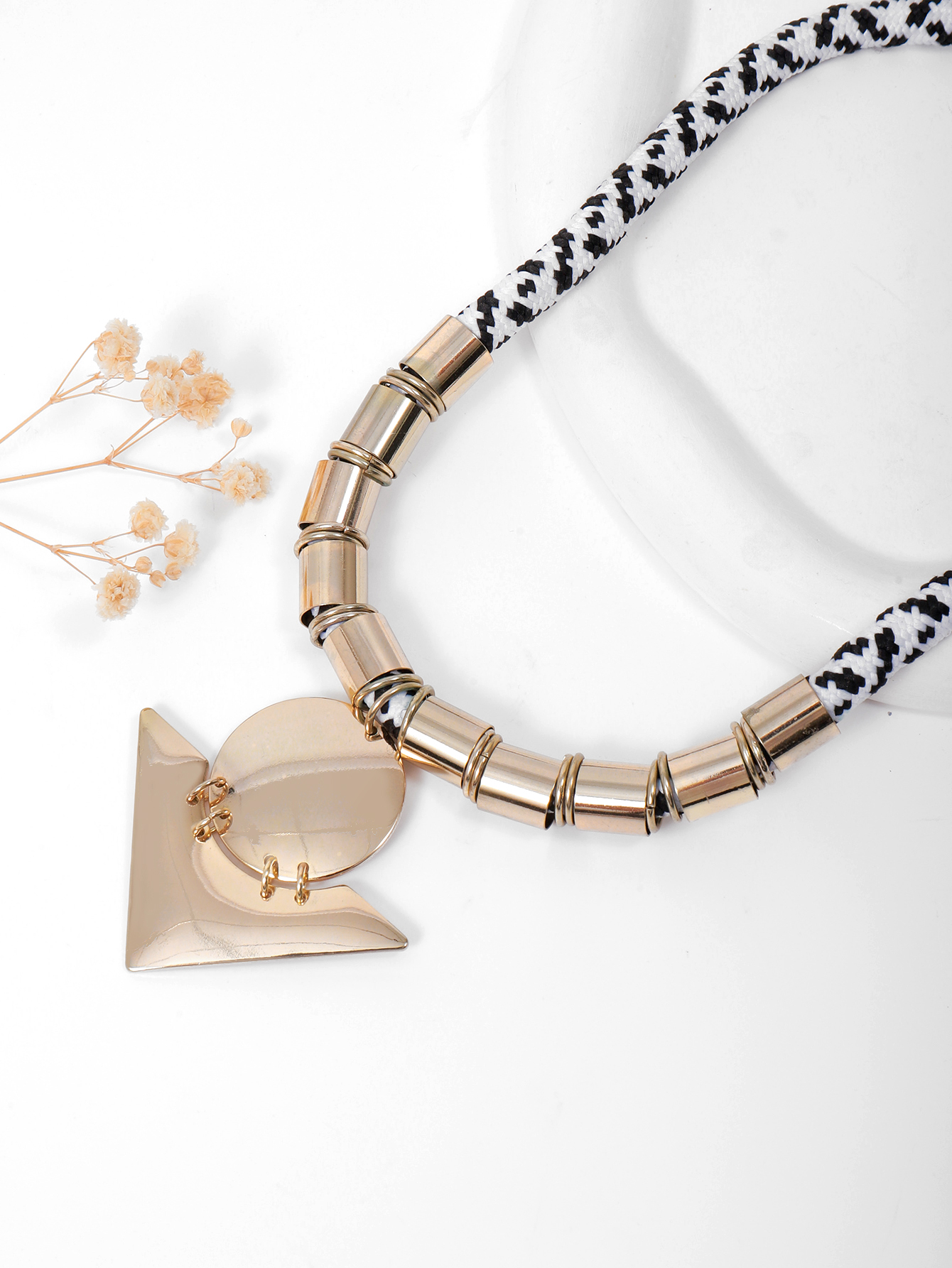 A short Bohemian geometric women's necklace with an exaggerated and fashionable European and American style details Picture