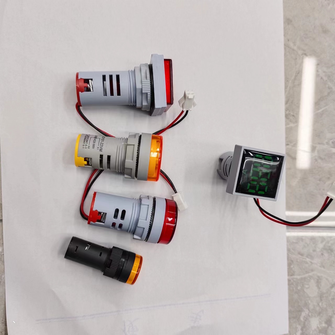 大屏电压表/圆形电压表/LED信号灯白底实物图
