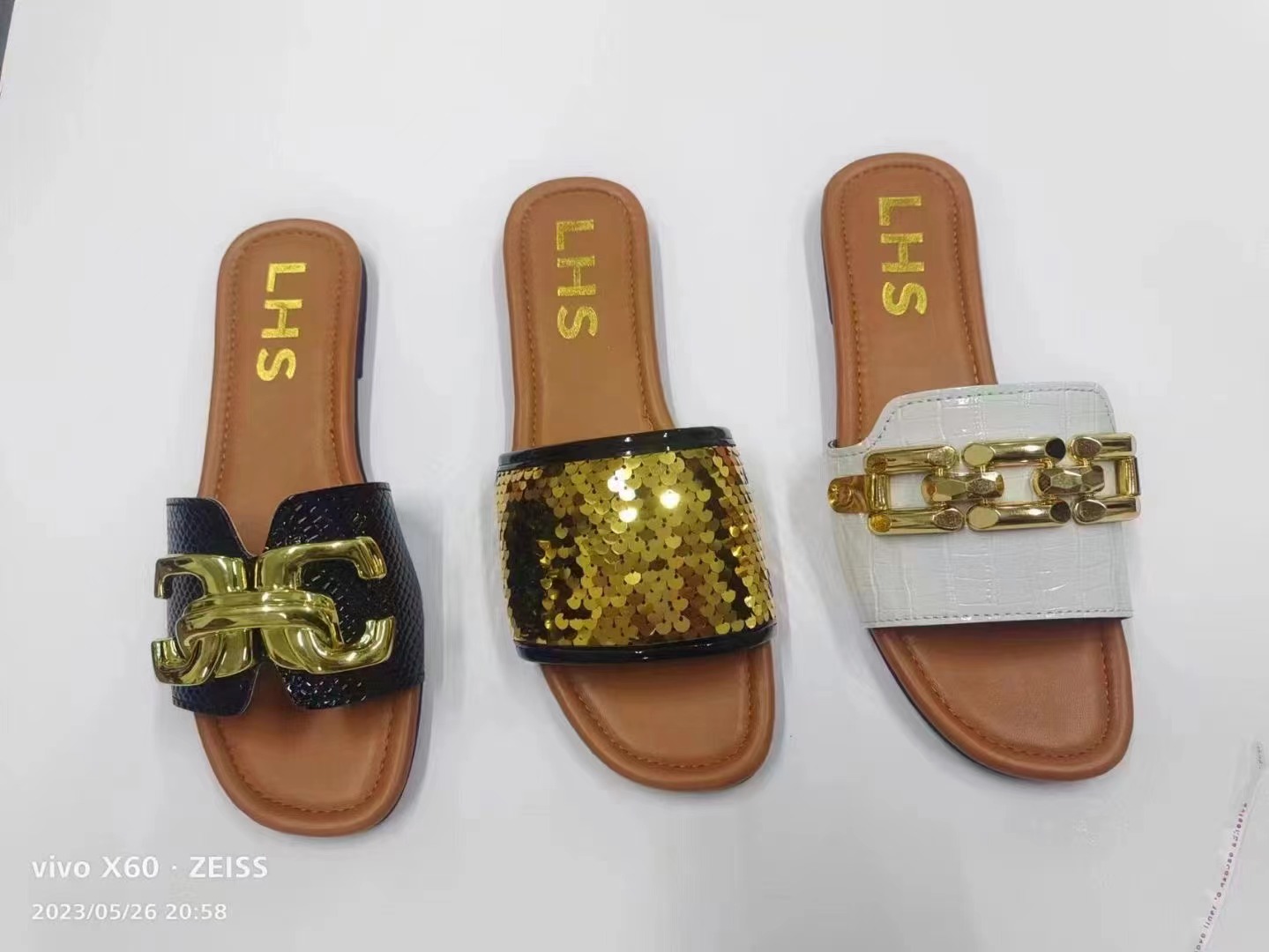 夏季新款女鞋简约平底纯色凉拖鞋女外穿时尚金属扣复古潮