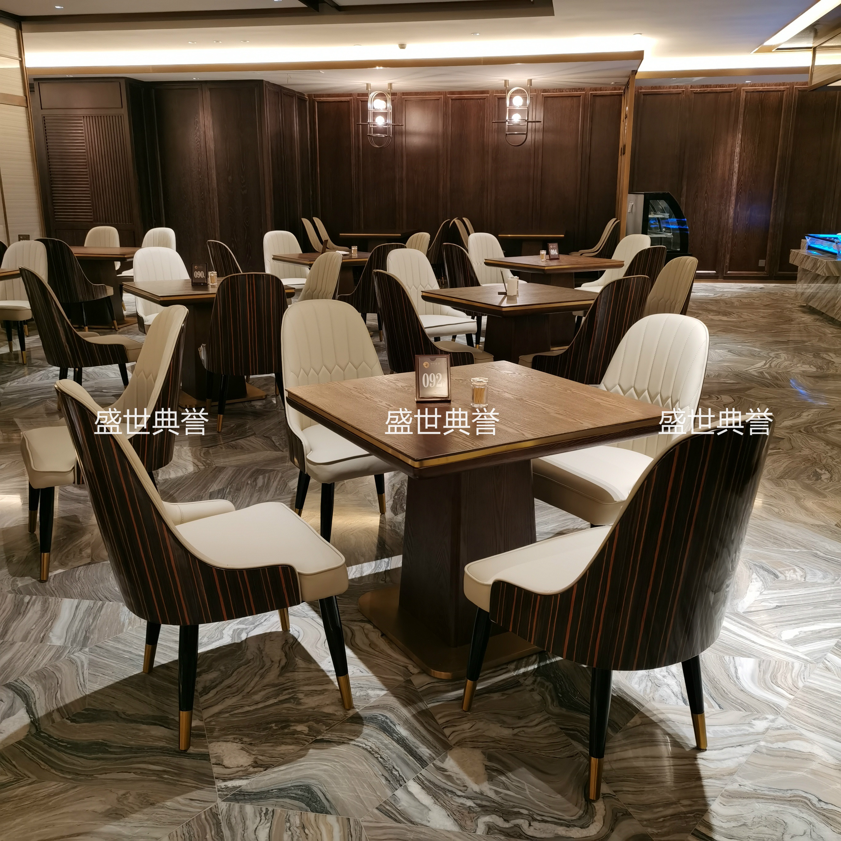 广州国际酒店西餐桌椅度假酒店自助餐厅实木餐桌椅宾馆早餐实木椅