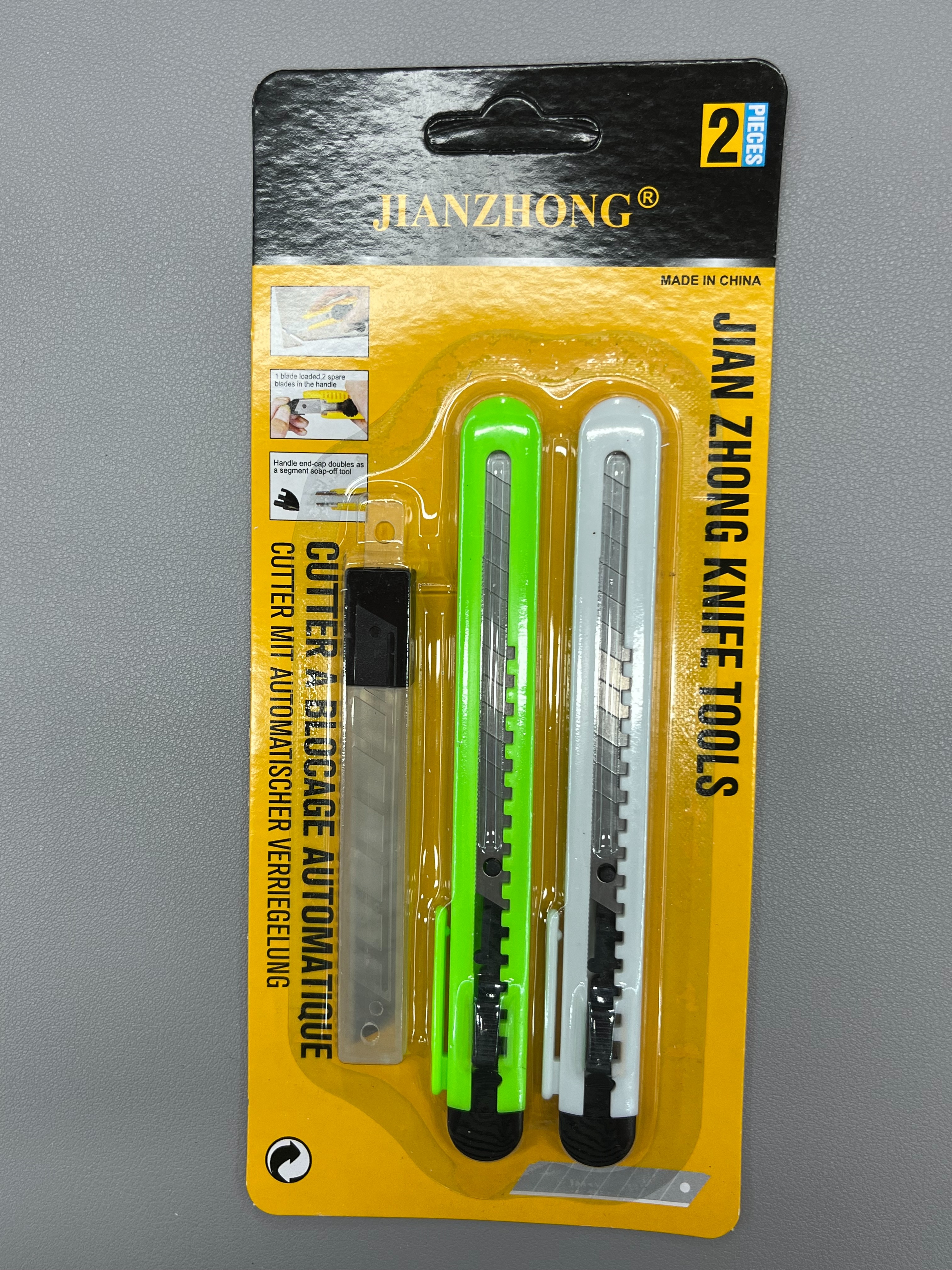 正品小刀套装，插卡设计，超值价格，限时抢购，不买你绝对会后悔！产品图