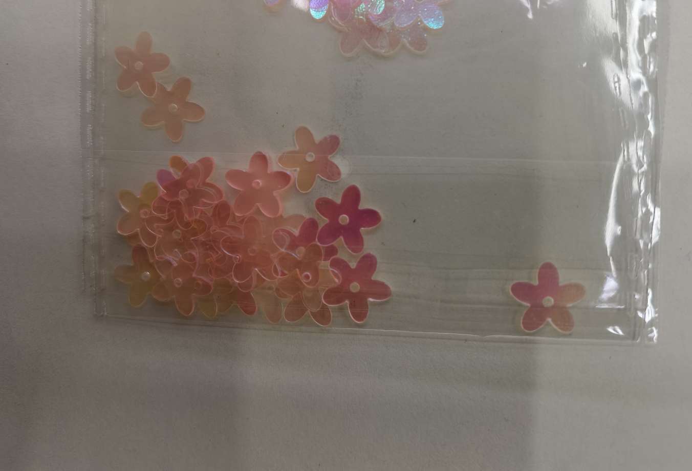 1ox10 plum blossom sequins, 20mm plum blossom sequins, mixed multi-color sequins, suitable for various accessories such as packaging, handicrafts, cultural and educational items, Jincan 136 details Picture