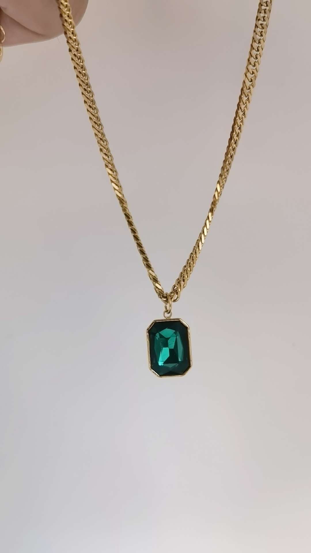 Titanium steel fashionable emerald pendant necklace, stainless steel plated with real gold to retain color and not fade, simple jewelry necklace detail image 4