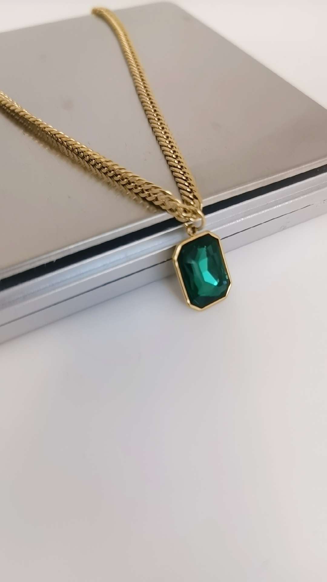 Titanium steel fashionable emerald pendant necklace, stainless steel plated with real gold to retain color and not fade, simple jewelry necklace detail image 5