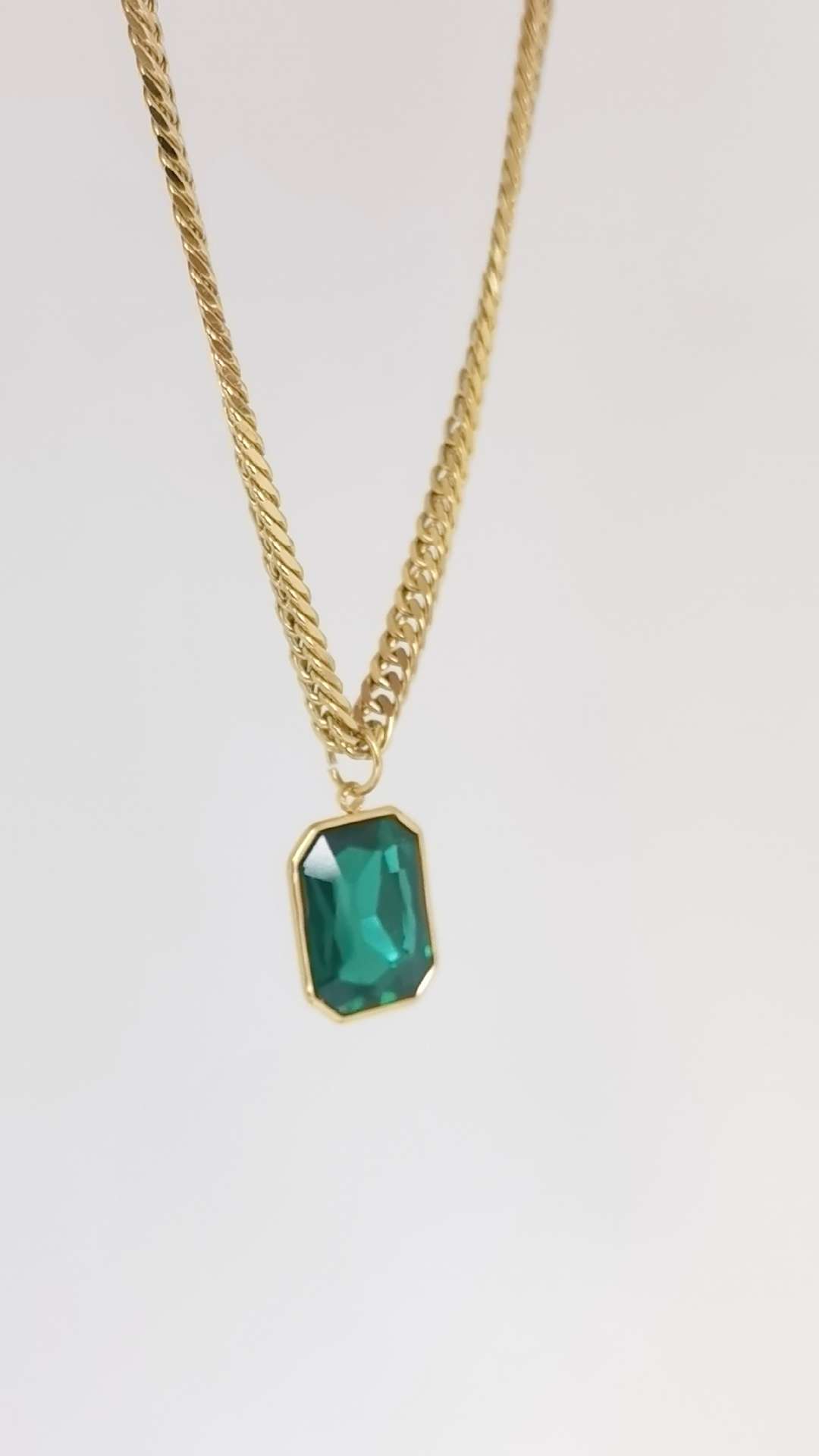 Titanium steel fashionable emerald pendant necklace, stainless steel plated with real gold to retain color and not fade, simple jewelry necklace detail image 2