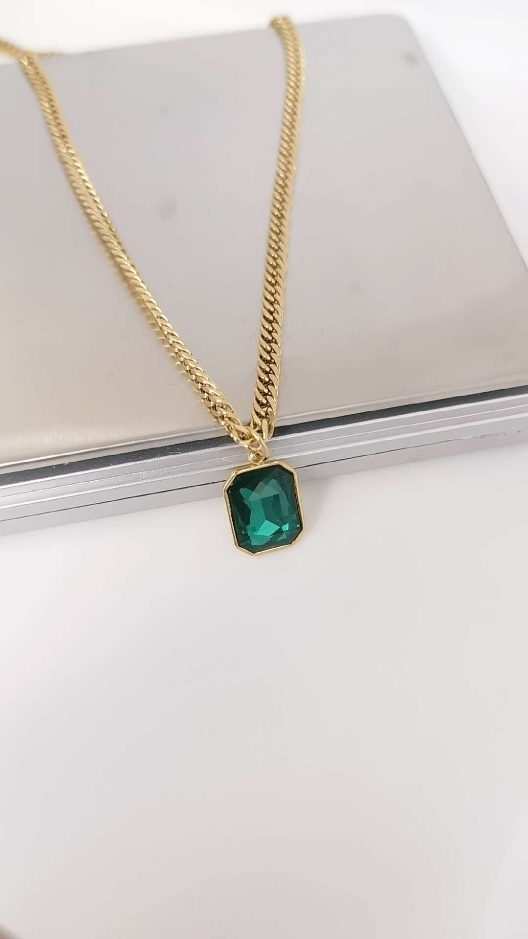 Titanium steel fashionable emerald pendant necklace, stainless steel plated with real gold to retain color and not fade, simple jewelry necklace detail image 7