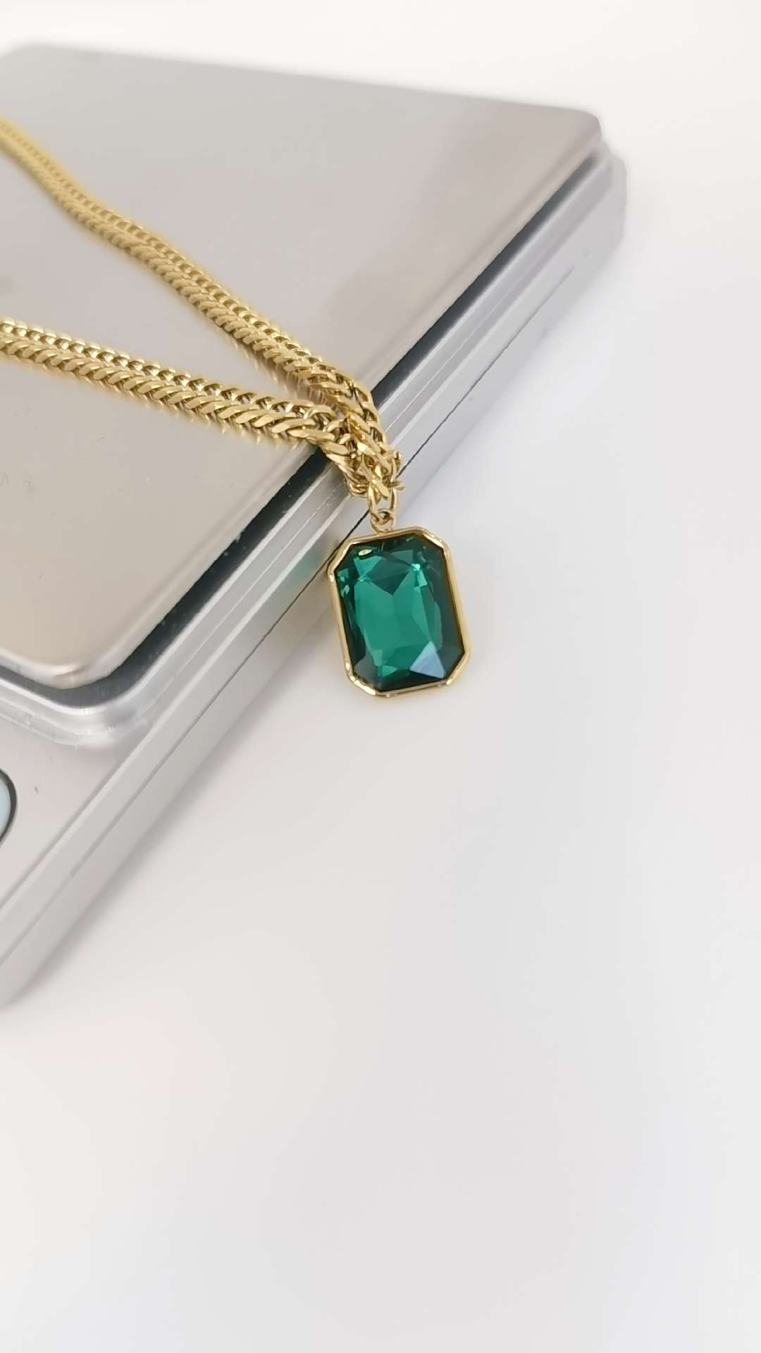 Titanium steel fashionable emerald pendant necklace, stainless steel plated with real gold to retain color and not fade, simple jewelry necklace detail image 8