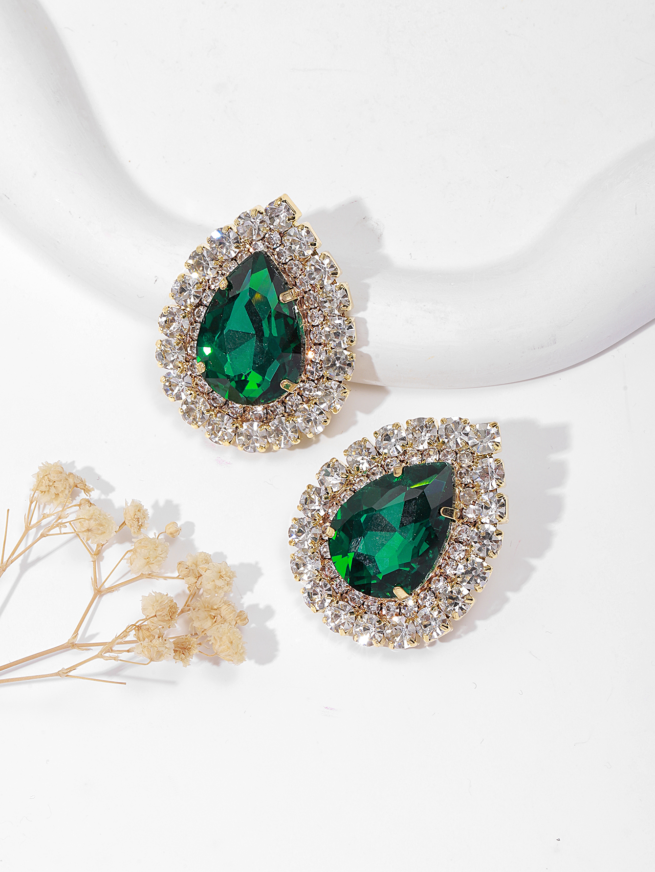 European and American fashionable, simple and exaggerated alloy diamond-encrusted teardrop-shaped glass diamond full-diamond women's stud earrings Application Scenario