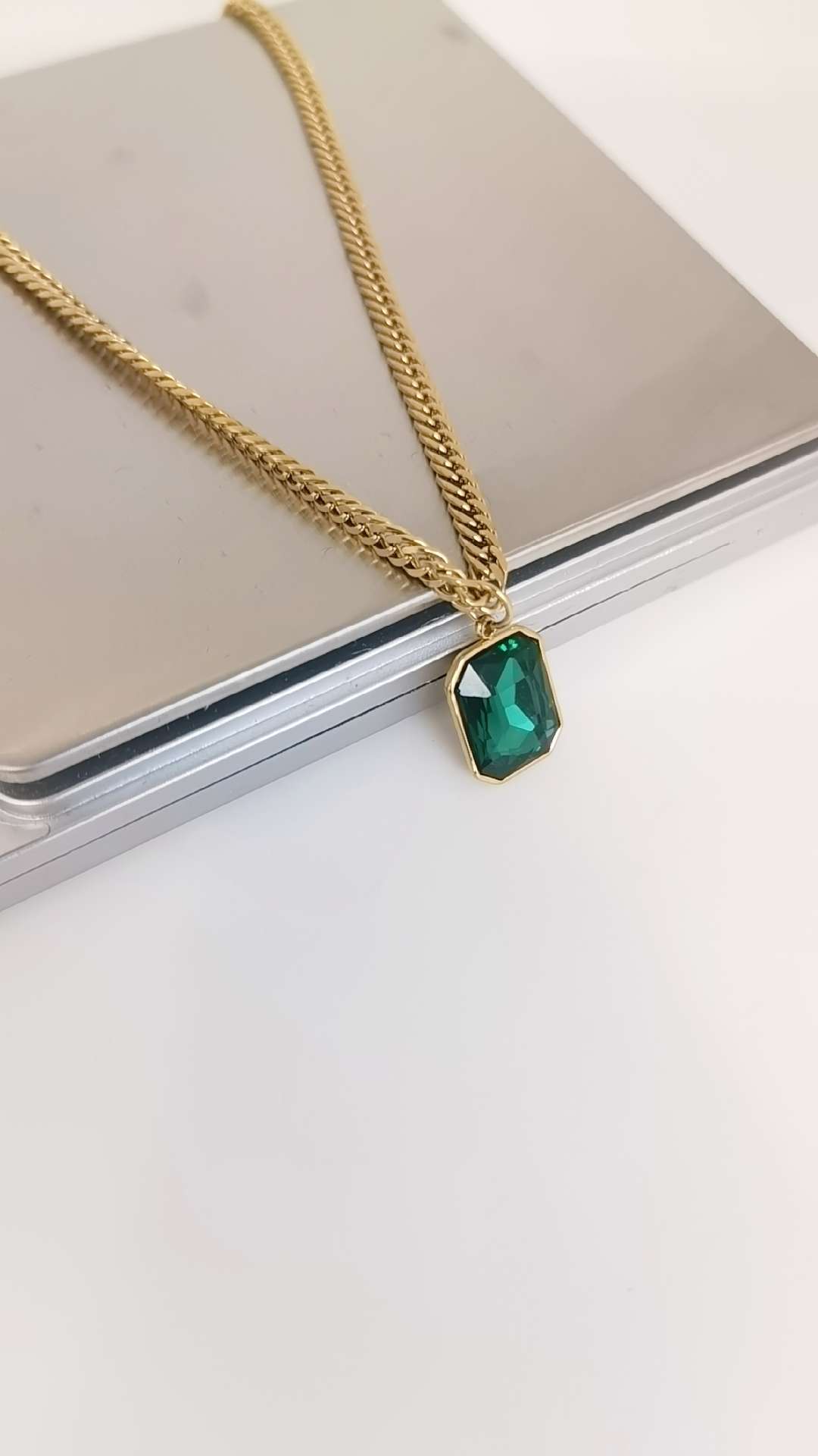 Titanium steel fashionable emerald pendant necklace, stainless steel plated with real gold to retain color and not fade, simple jewelry necklace detail image 6