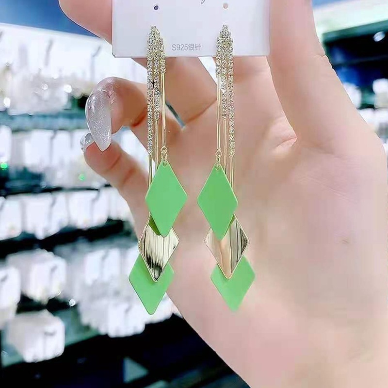 Simple, niche and high-end diamond-encrusted earrings for women, 2023 new design sense, sweet and cute, elegant stud earrings, high-end alloy hollow earrings, simple and fashionable stud earrings, ladies' decoration Application Scenario