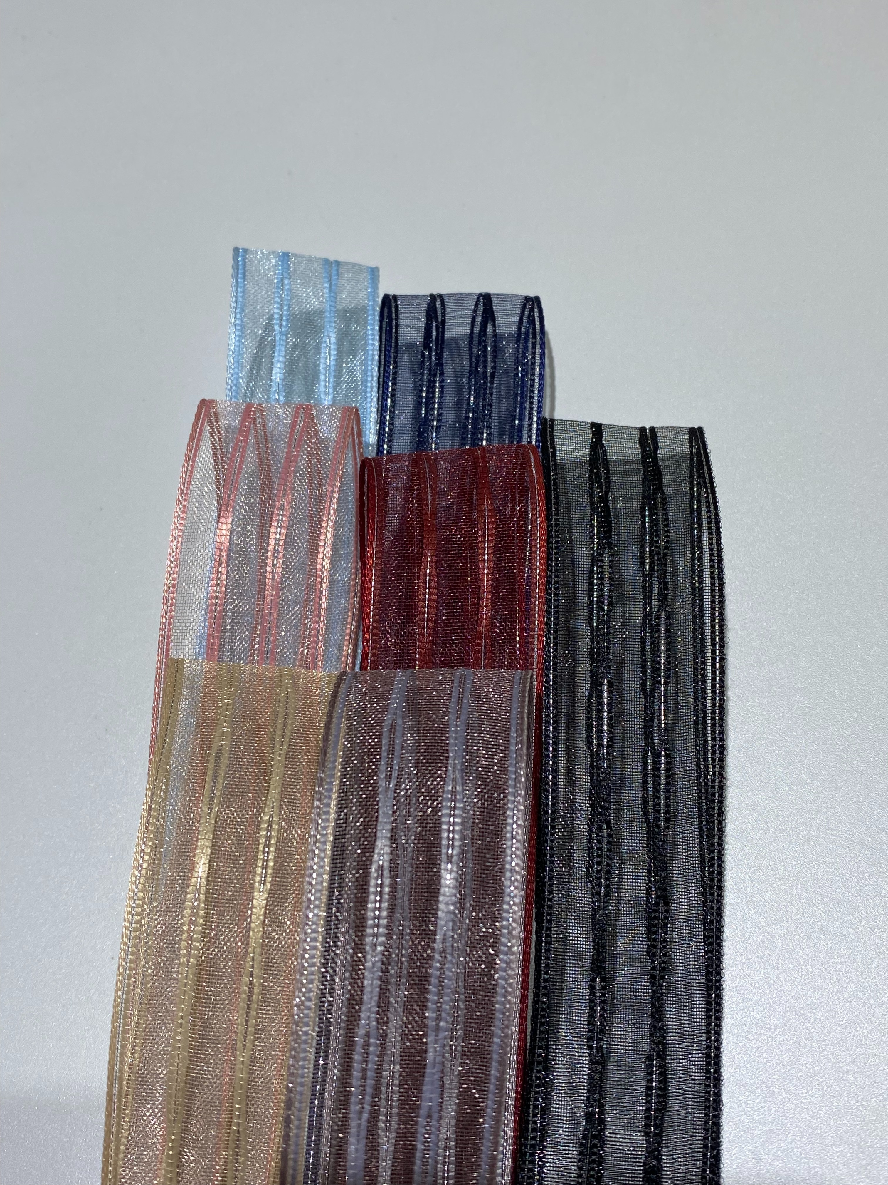 Take a look at the classic thick striped silver silk ribbon as a fashionable accessory Specification image