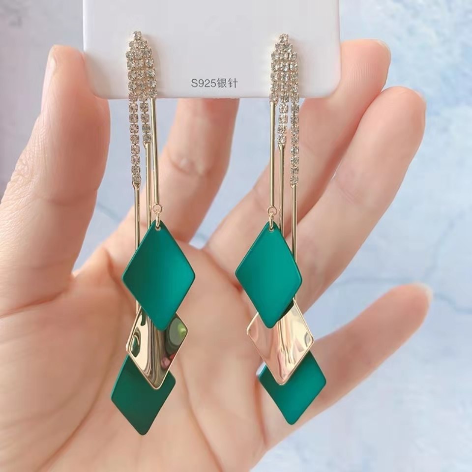 Simple, niche and high-end diamond-encrusted earrings for women, 2023 new design sense, sweet and cute, elegant stud earrings, high-end alloy hollow earrings, simple and fashionable stud earrings, ladies' decoration