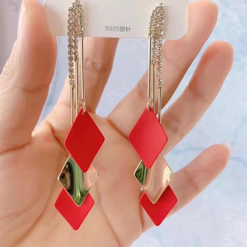 Simple, niche and high-end diamond-encrusted earrings for women, 2023 new design sense, sweet and cute, elegant stud earrings, high-end alloy hollow earrings, simple and fashionable stud earrings, ladies' decoration details Picture