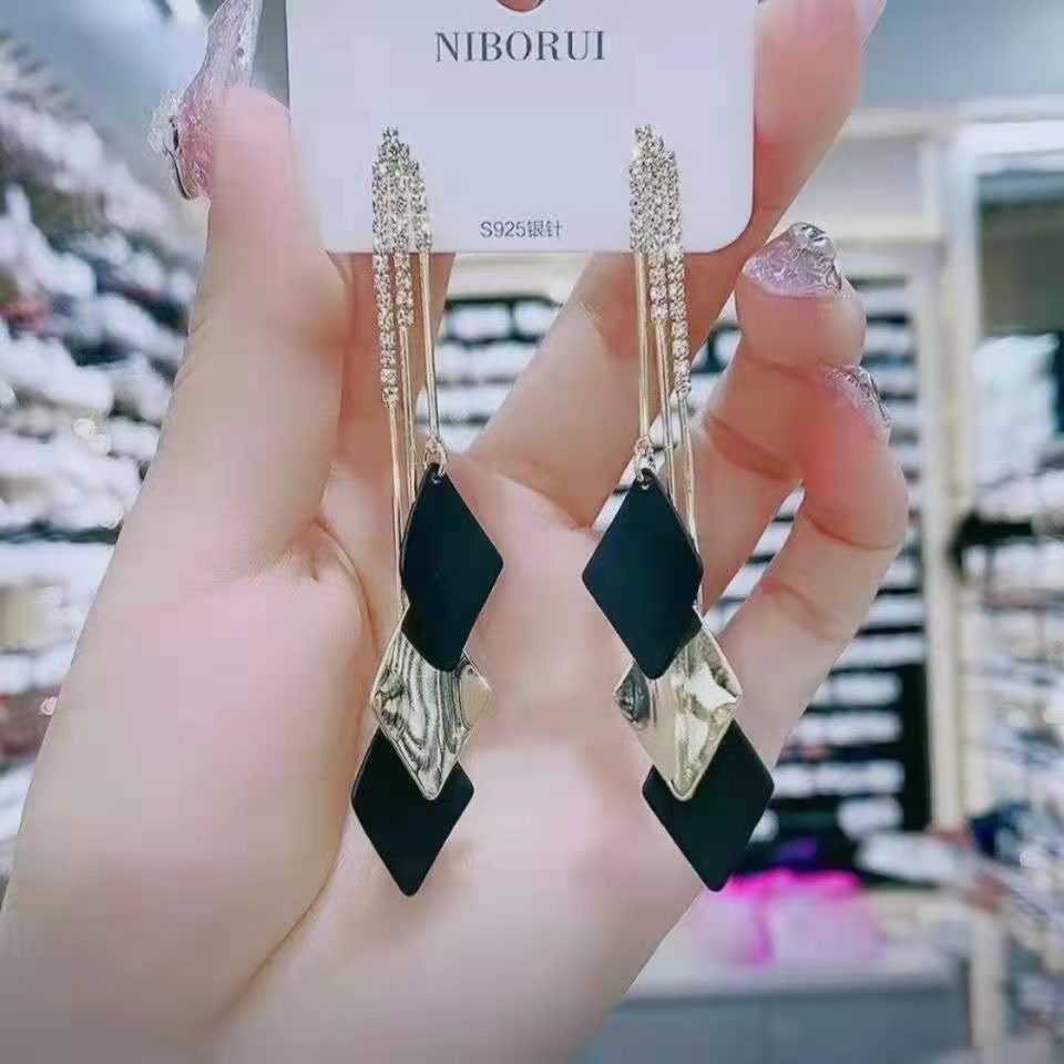 Simple, niche and high-end diamond-encrusted earrings for women, 2023 new design sense, sweet and cute, elegant stud earrings, high-end alloy hollow earrings, simple and fashionable stud earrings, ladies' decoration Specification image