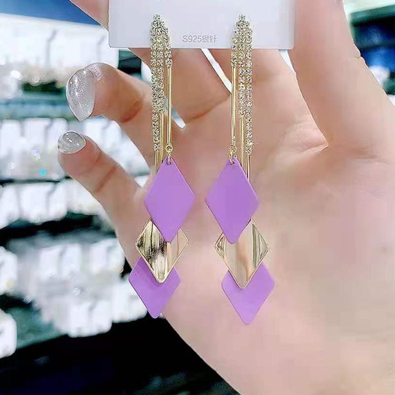 Simple, niche and high-end diamond-encrusted earrings for women, 2023 new design sense, sweet and cute, elegant stud earrings, high-end alloy hollow earrings, simple and fashionable stud earrings, ladies' decoration Item Picture