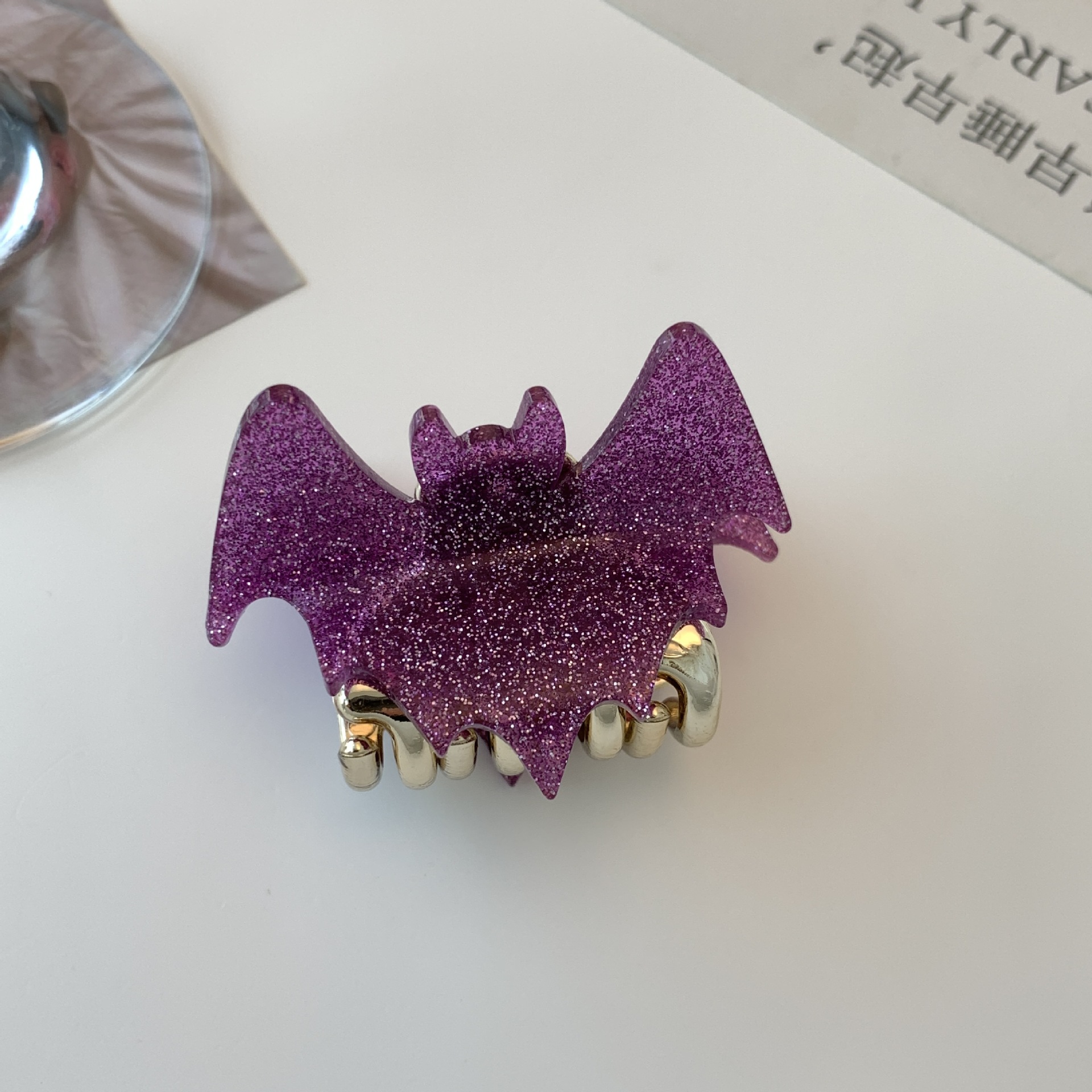A new medium-sized purple bat alloy style hair clip, a popular cross-border bestseller in Europe and America, is used to tie up hair at the back of the head Application Scenario