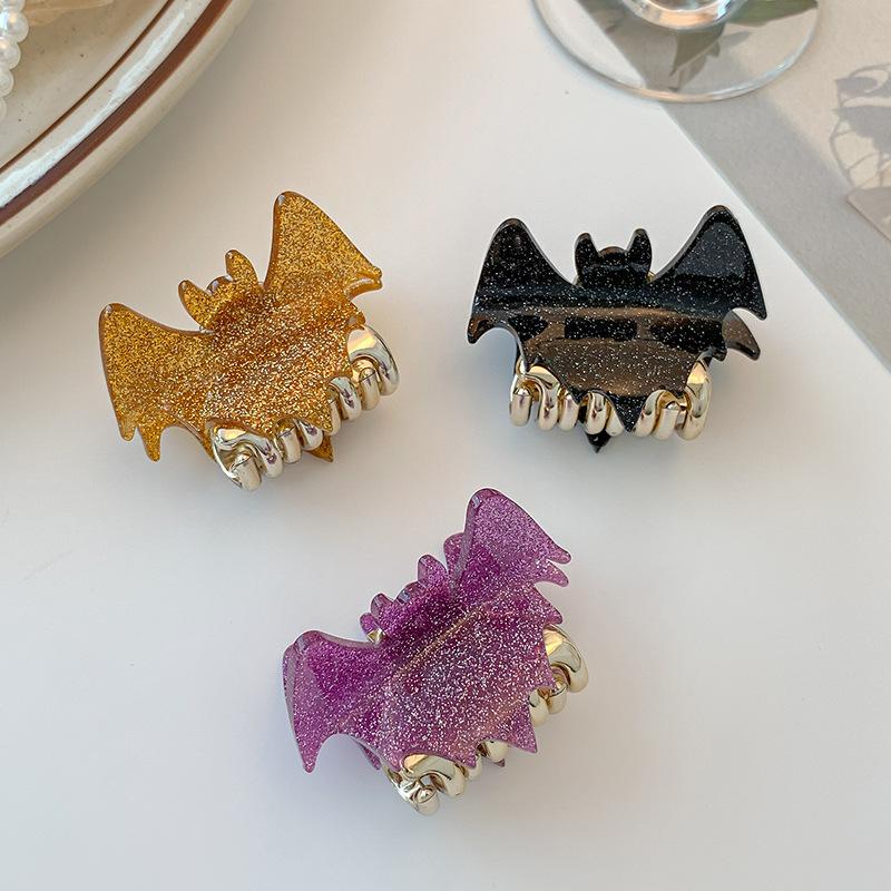 A new medium-sized purple bat alloy style hair clip, a popular cross-border bestseller in Europe and America, is used to tie up hair at the back of the head Specification image