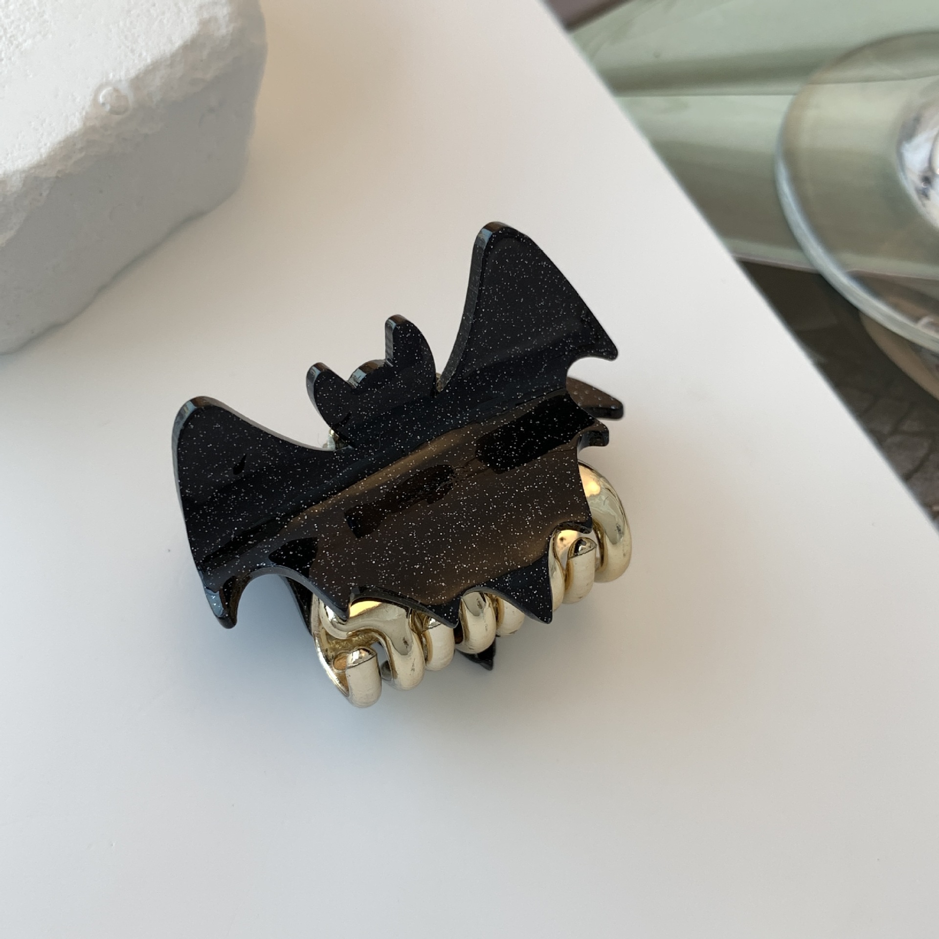 A new black cross-border best-selling mid-sized bat alloy style hair clip, which can be used to tie up the back of the head Item Picture