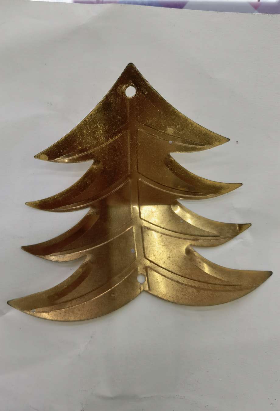 110x110mm双孔压型圣诞树金色亮片，各种颜色均可，可做环保高温，用于圣诞工艺品，深受客户喜欢，锦灿137。详情图2