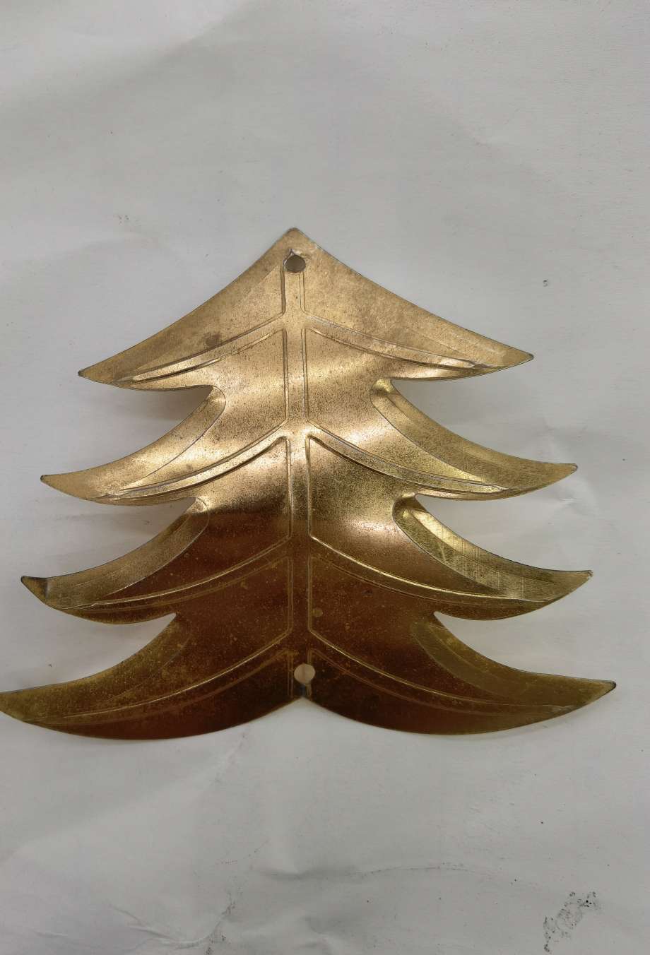 110x110mm双孔压型圣诞树金色亮片，各种颜色均可，可做环保高温，用于圣诞工艺品，深受客户喜欢，锦灿137。详情图1
