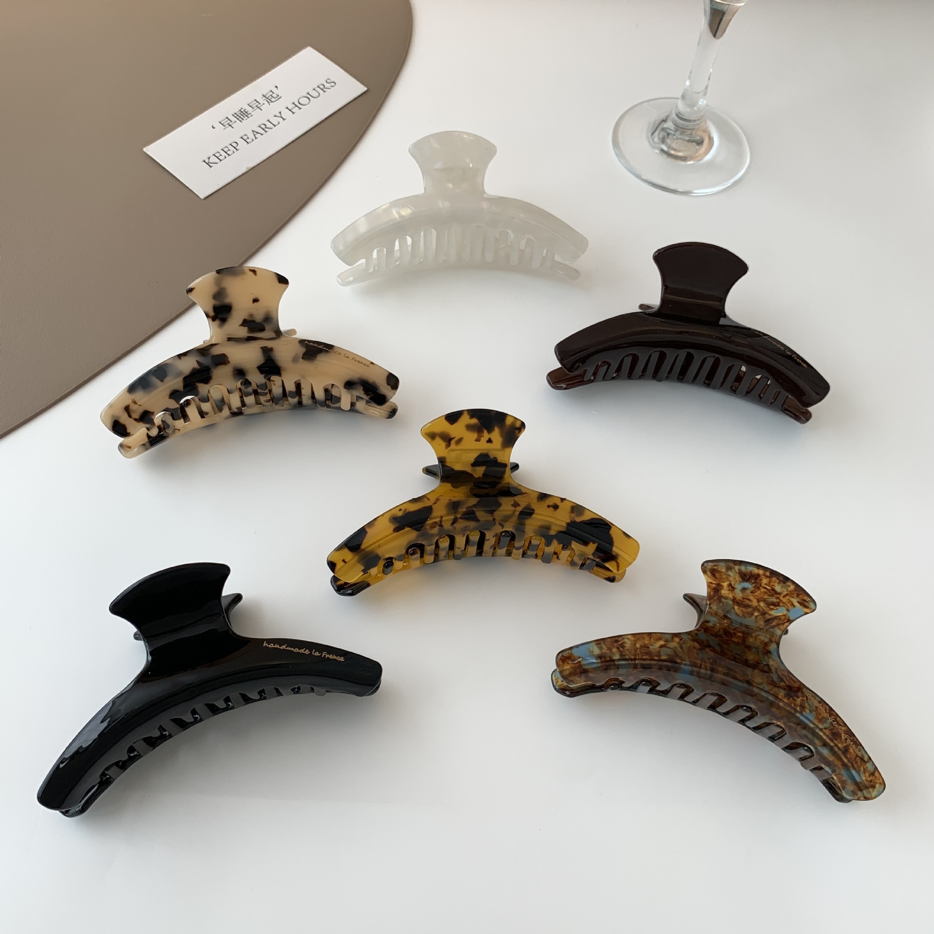 Brown Korean-style hair clip hanger, shark clip, acetic acid tortoiseshell leopard print grab clip, large arc-shaped simple back head hair clip Application Scenario
