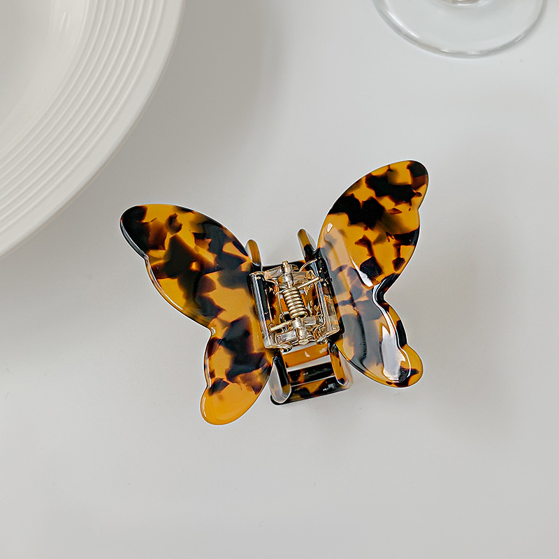 A new Korean black and white acetate hairpin with deep leopard print, featuring a butterfly-shaped acetate board at the back of the head, is a hair accessory for women Specification image