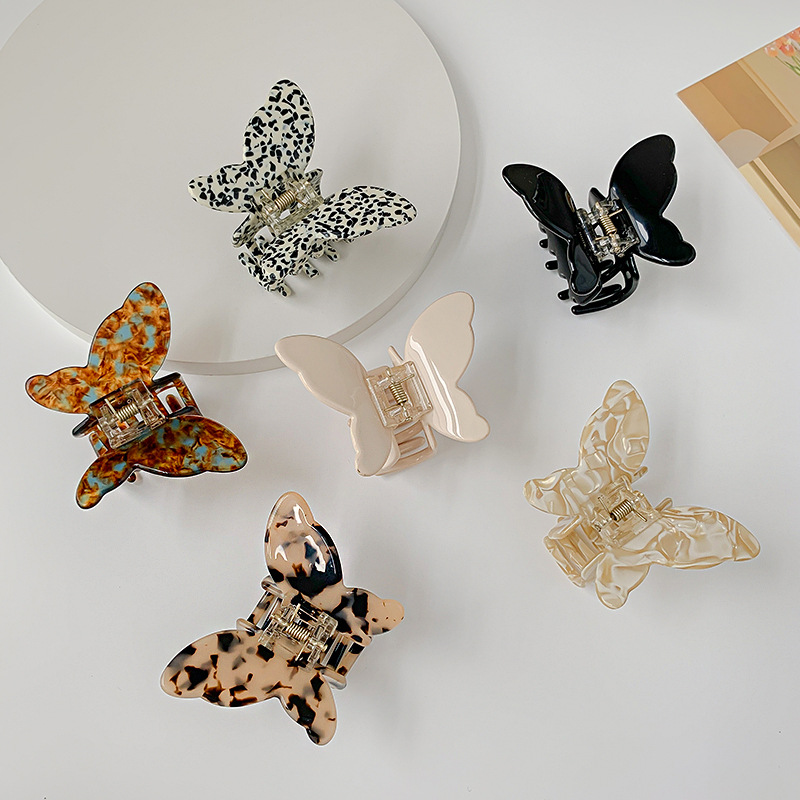 A new Korean black and white acetate hairpin with deep leopard print, featuring a butterfly-shaped acetate board at the back of the head, is a hair accessory for women Application Scenario