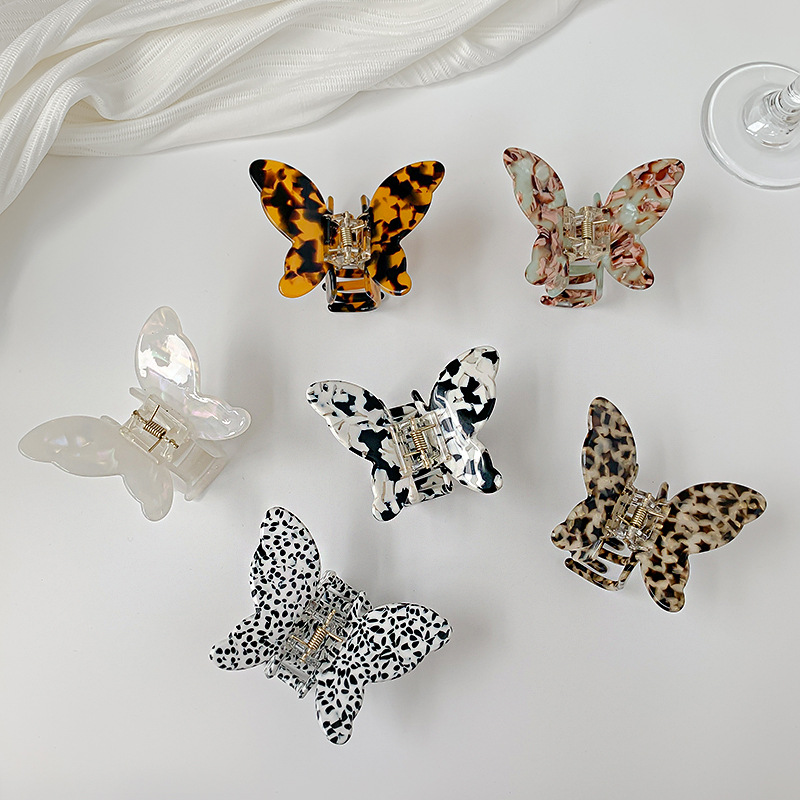 A new Korean black and white acetate hairpin with deep leopard print, featuring a butterfly-shaped acetate board at the back of the head, is a hair accessory for women details Picture