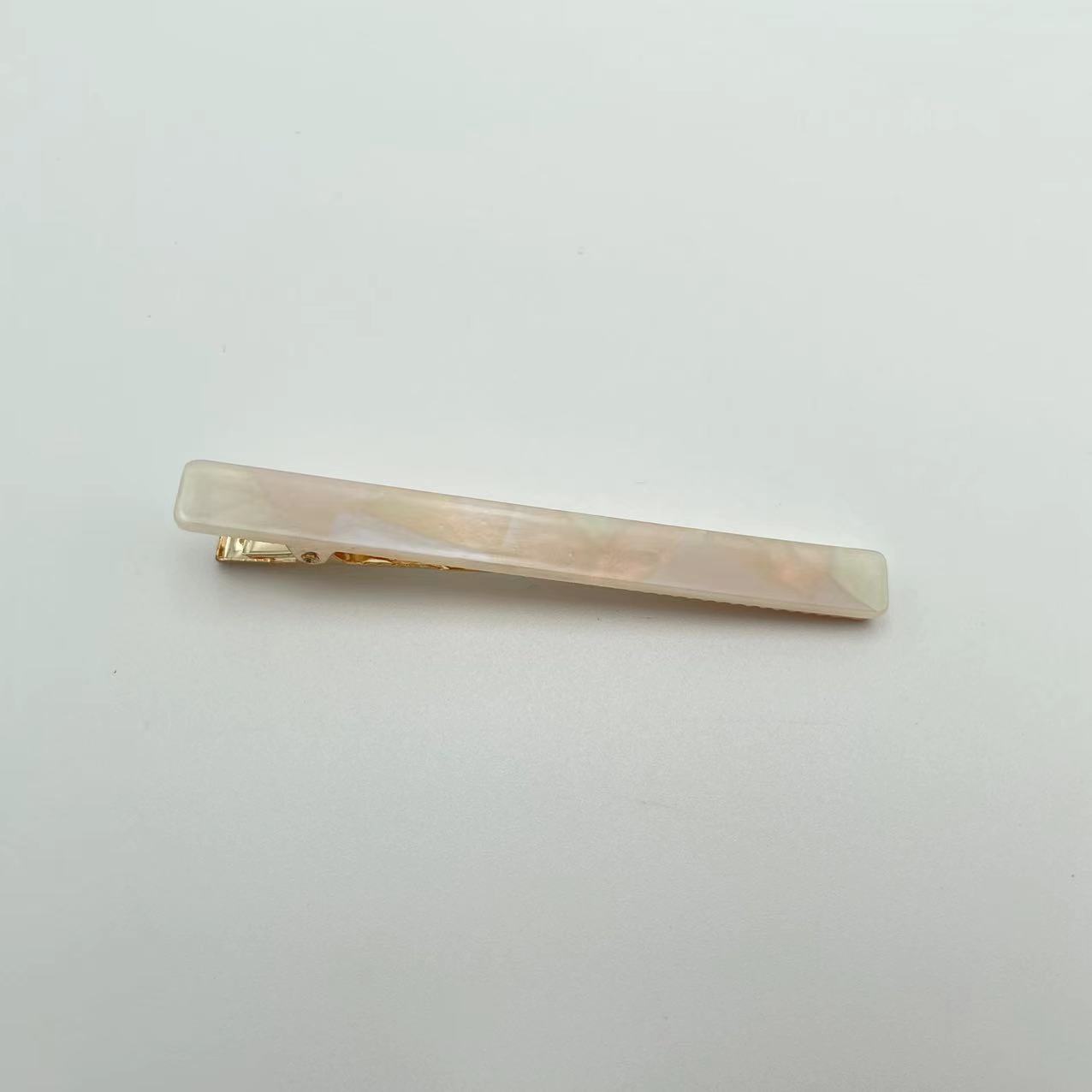 The new stylish acetate hair clip from Dongdaemun, South Korea, features a simple and fashionable one-piece clip and a long duckbill clip Item Picture