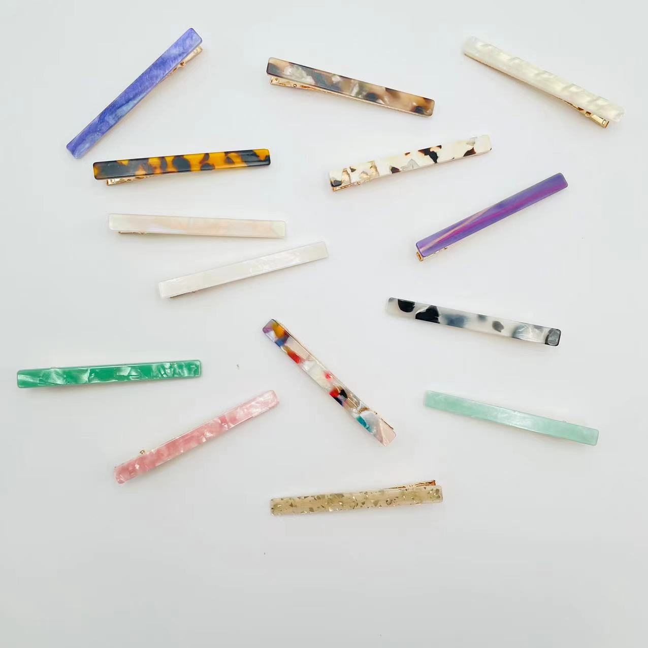 The new stylish acetate hair clip from Dongdaemun, South Korea, features a simple and fashionable one-line clip and a long duckbill clip Application Scenario