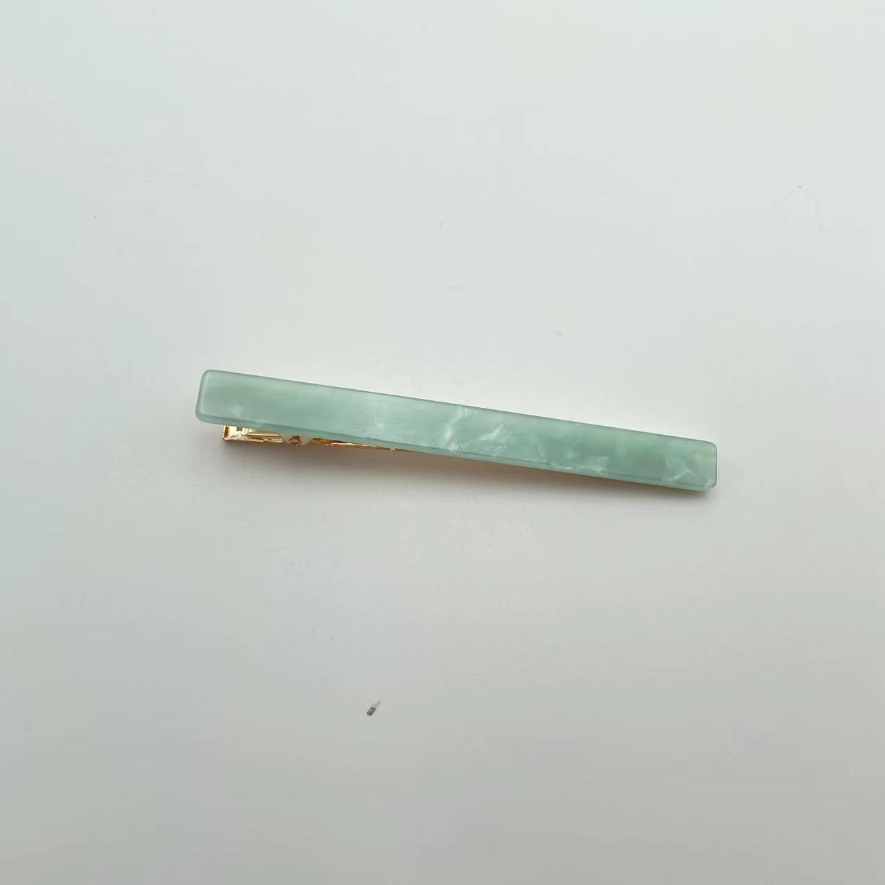 The new stylish acetate hair clip from Dongdaemun, South Korea, in lake blue, features a simple and fashionable one-piece clip and a long duckbill clip