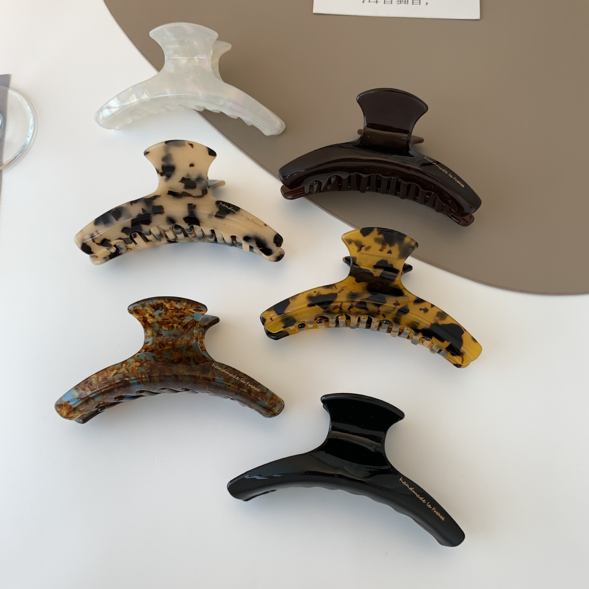 Brown Korean-style hair clip hanger, shark clip, acetic acid tortoiseshell leopard print grab clip, large arc-shaped simple back head hair clip details Picture