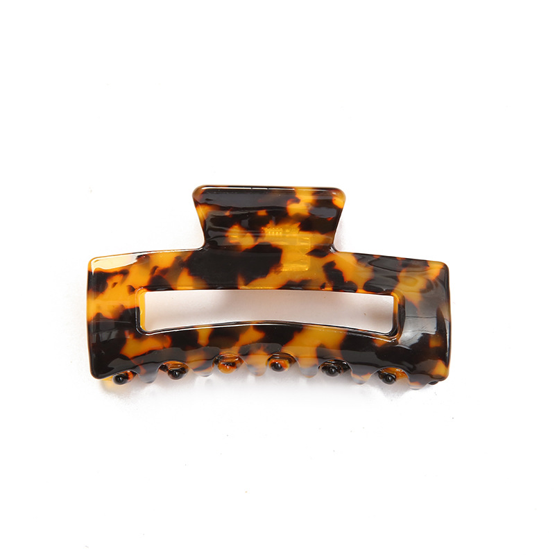 European and American fashionable decorative hair clips, leopard print hair accessories, acetate board grab clips, spring clips in stock, one piece for hair replacement, deep leopard print Application Scenario