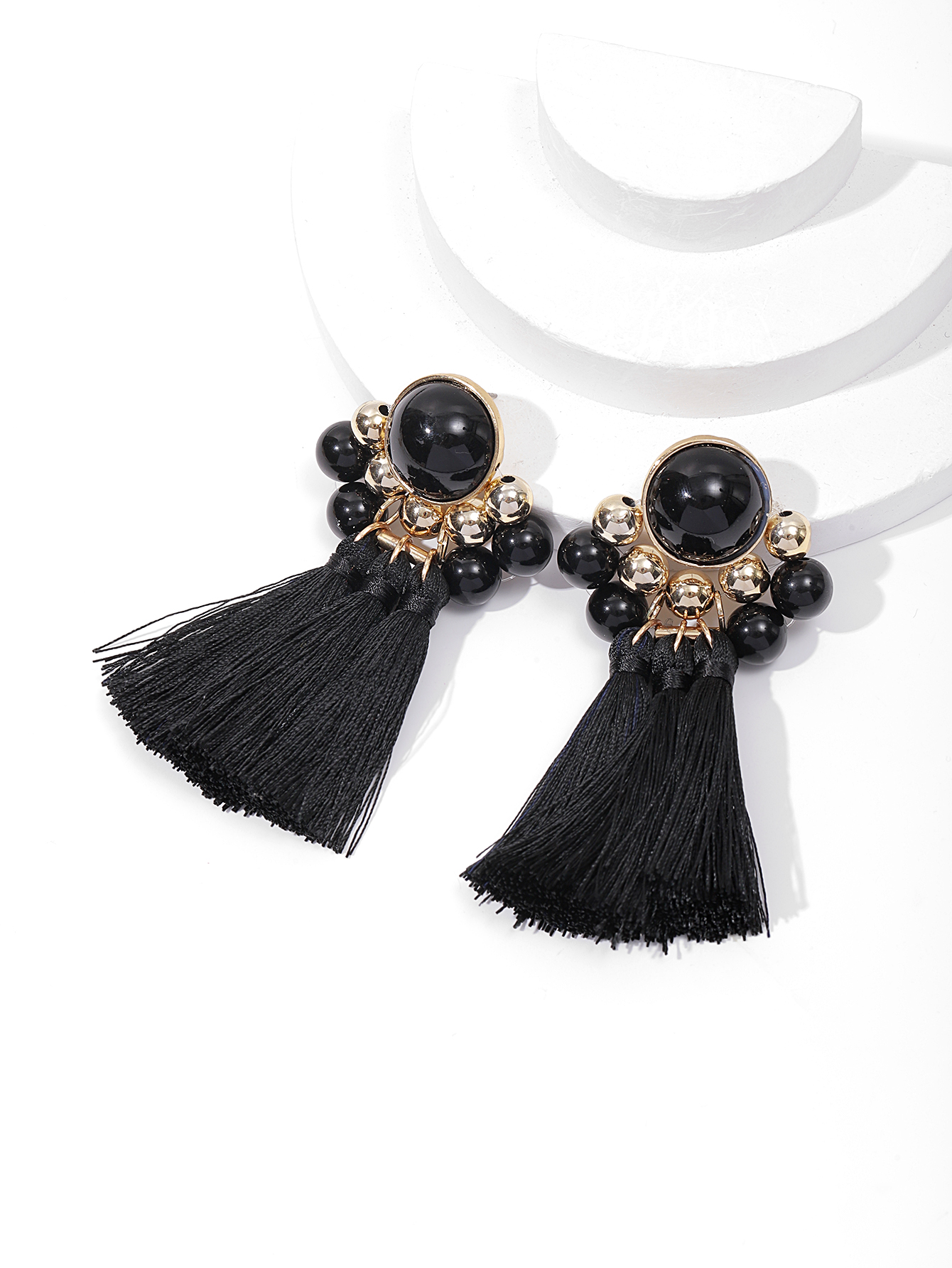 European and American fashion exaggerated tassel Bohemian ethnic style retro resin woven beaded long women's earrings Application Scenario
