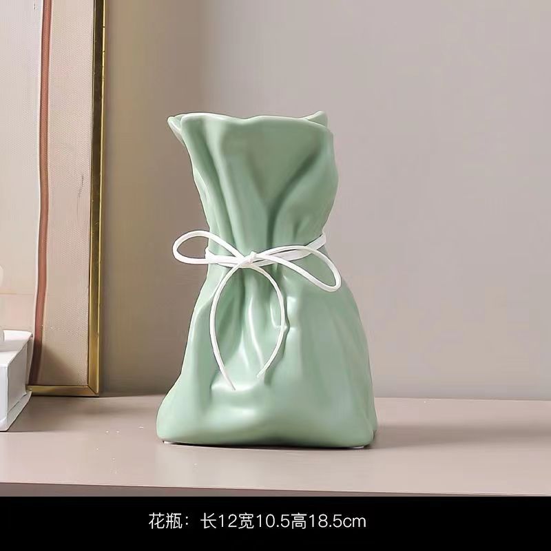 Ins-style European simple cream style ceramic flower arrangement vase, hydroponic money bag, building block vase Application Scenario