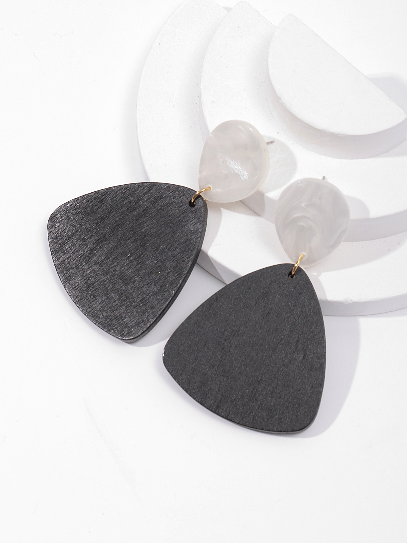 European and American fashionable, simple and elegant irregular multi-color acrylic women's earrings Application Scenario