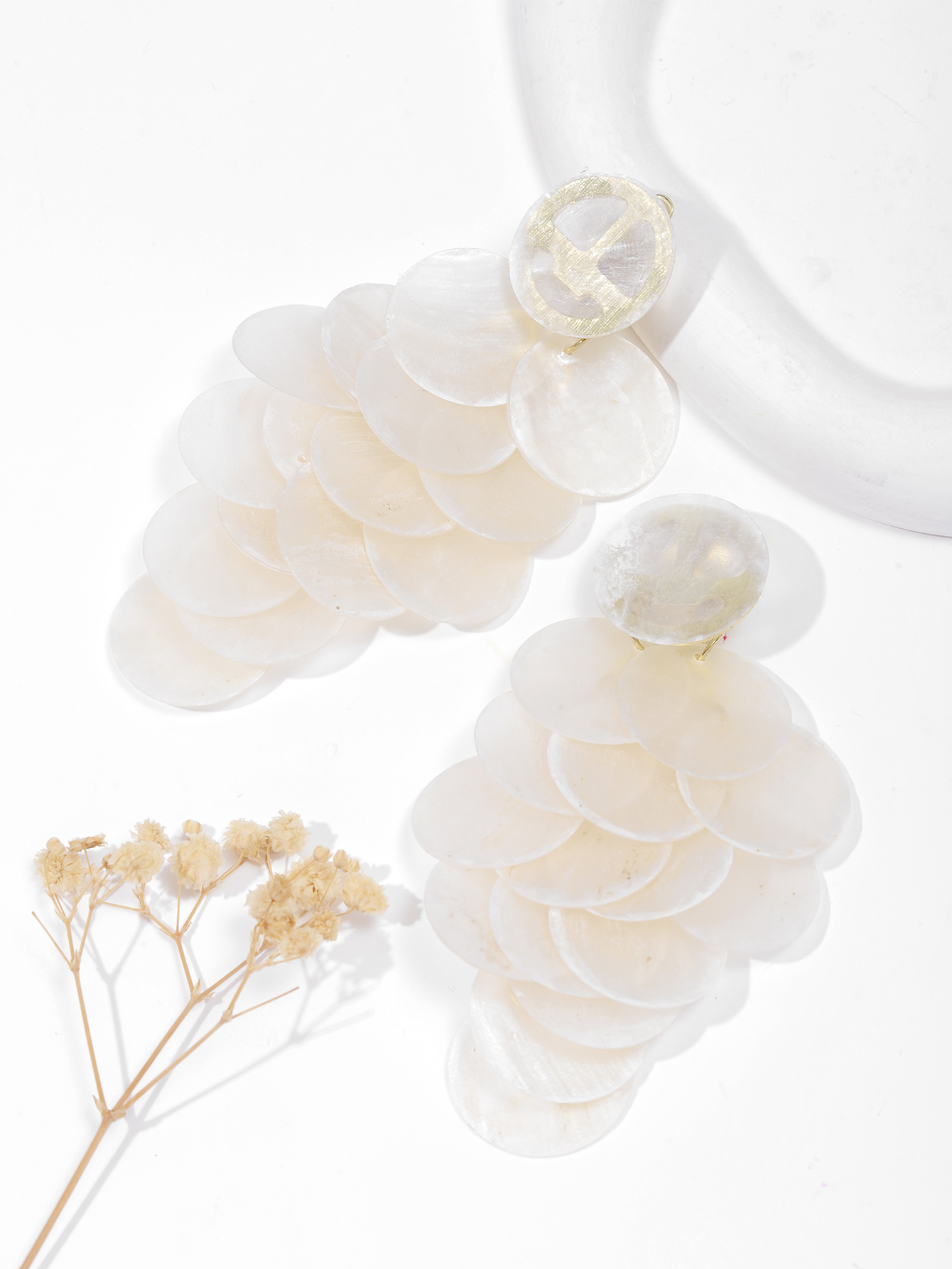 European and American style fashionable, exaggerated and grand, natural shell round pieces, grape strings, tassels, fish scales long earrings Application Scenario