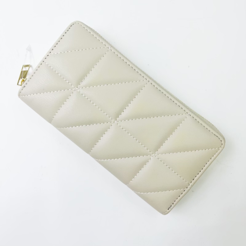 Yiwu factory offers a variety of single-color selectable single-bag quilted wallets, high-quality European and American popular mobile phone cases, large-capacity card cases, color-blocking mobile phone cases, Halloween gift printed wallets Application Scenario
