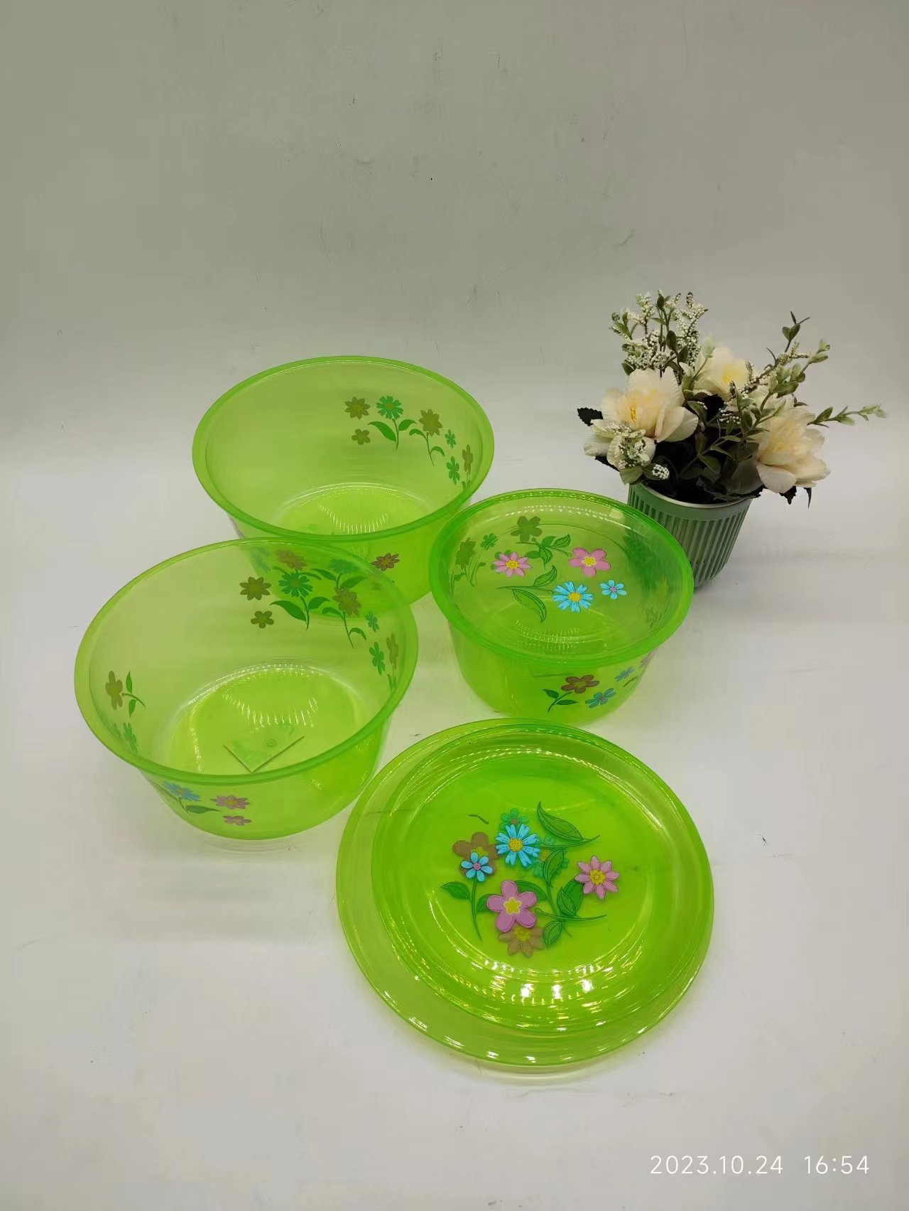 Plastic fruit boxes, food storage with LIDS, snack storage cans, storage boxes, storage boxes with covered bowls