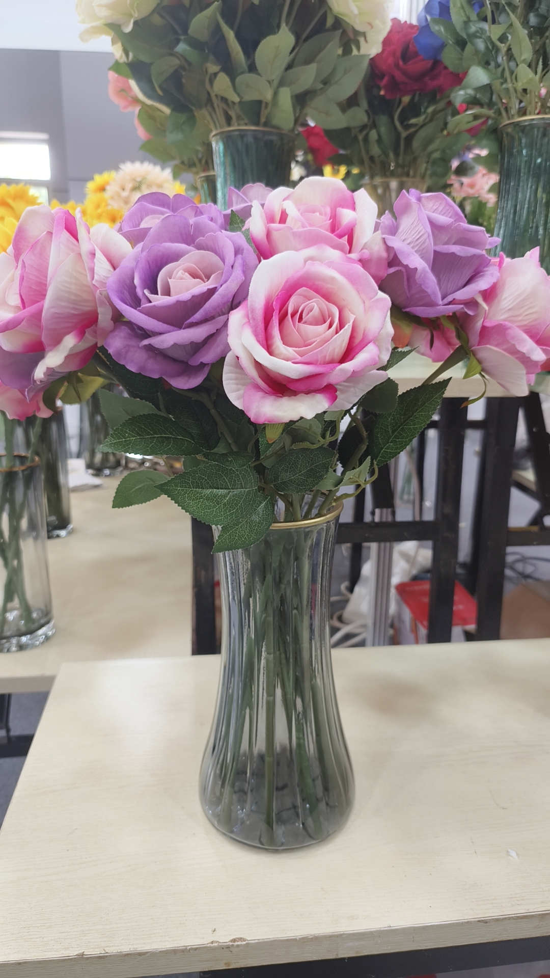 Factory direct sales of European-style oil painting lovers' roses in multiple colors available. 457451