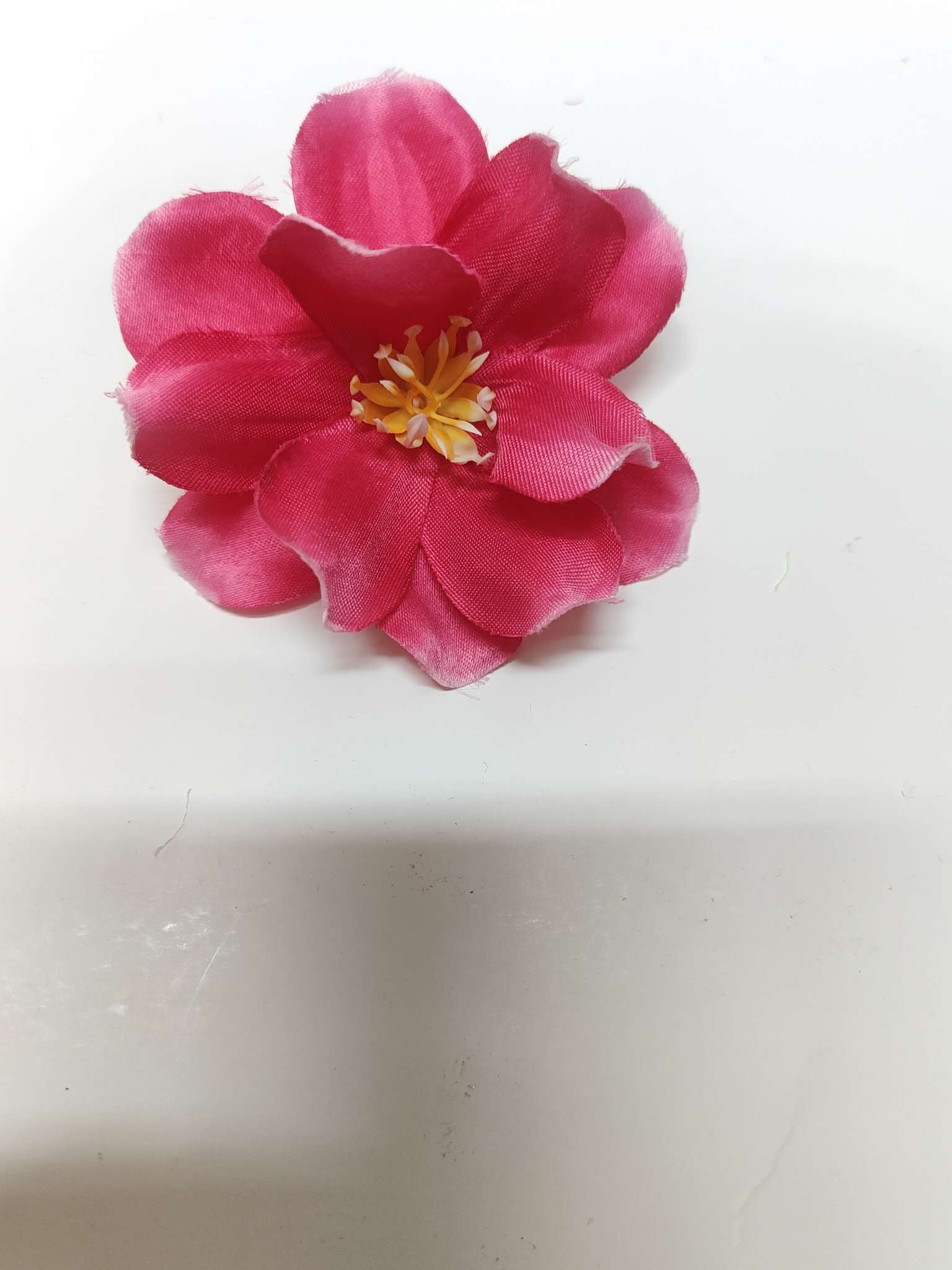 Simulated flower heads, headwear detail image 3