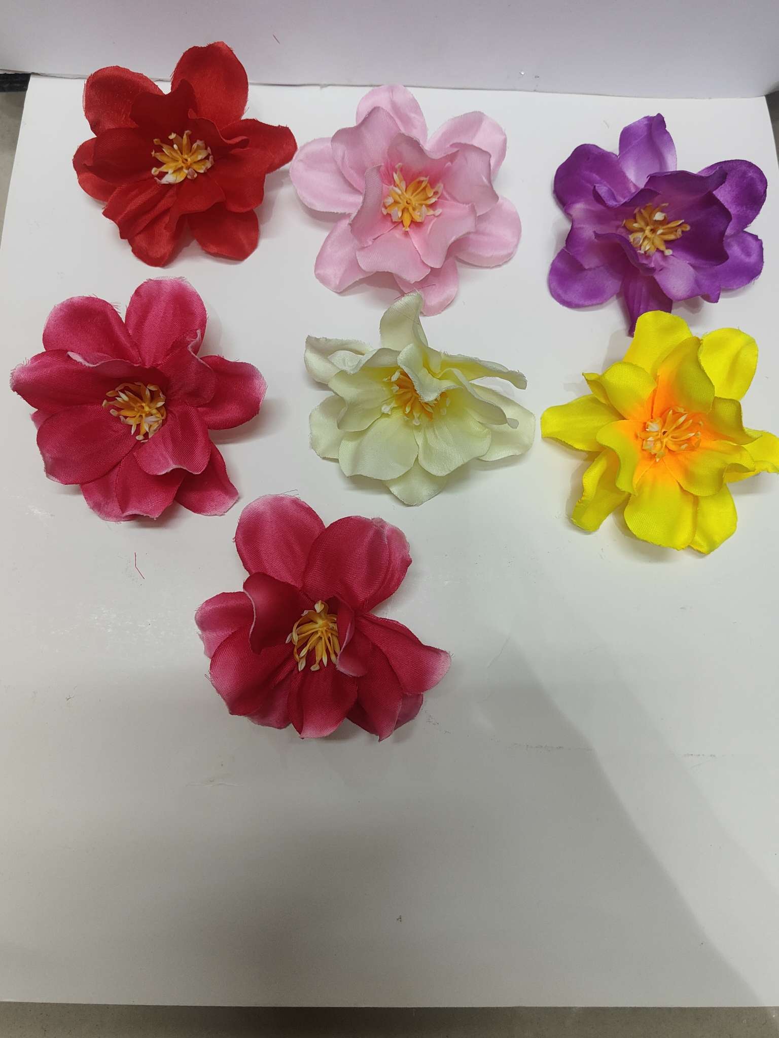 Simulated flower heads, headwear detail image 6