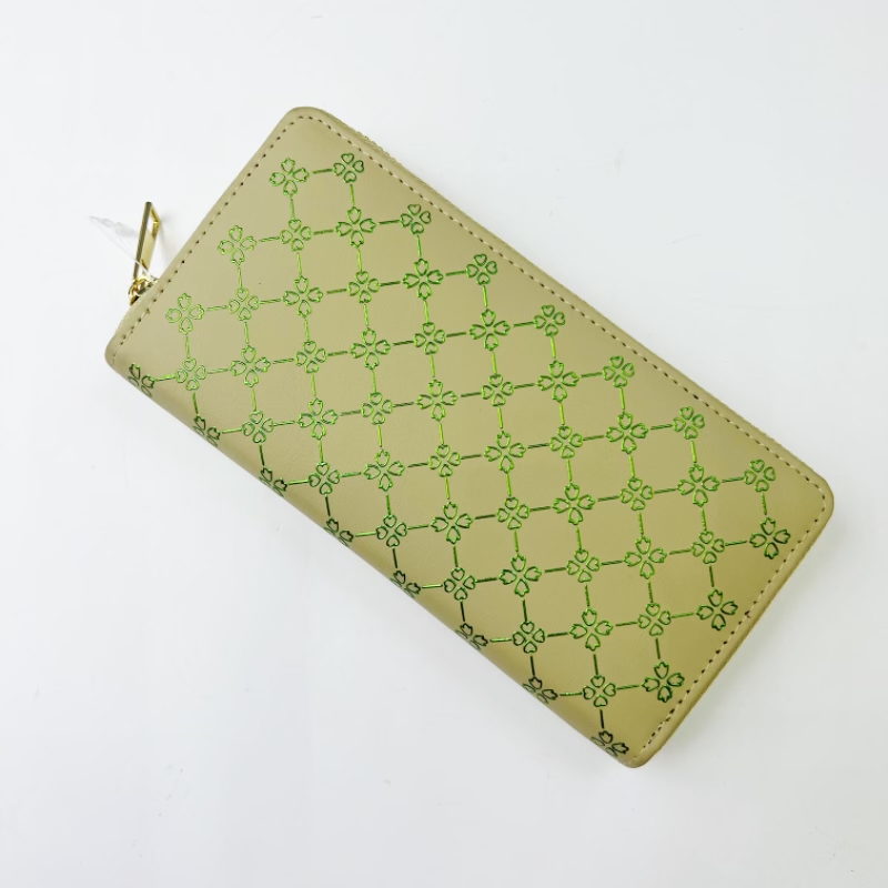 Yiwu factory offers a variety of single-color selectable single-bag quilted wallets, high-quality European and American popular mobile phone cases, large-capacity card cases, color-blocking mobile phone cases, Halloween gift printed wallets Application Scenario