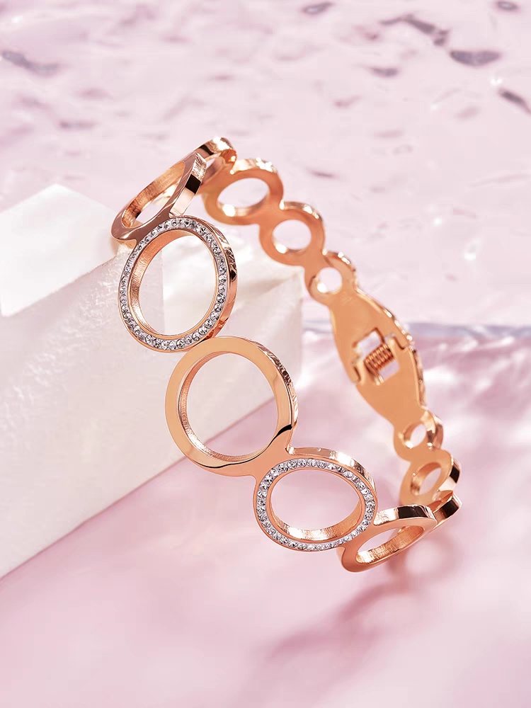 A new, elegant and classic stainless steel bracelet from Europe and America, featuring a minimalist and non-fading style details Picture